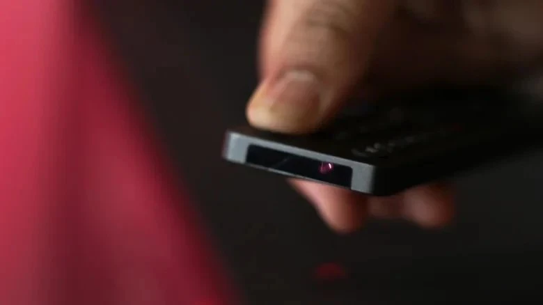 Remote hồng ngoại sử dụng các xung ánh sáng vô hình bằng đèn LED để gửi tín hiệu