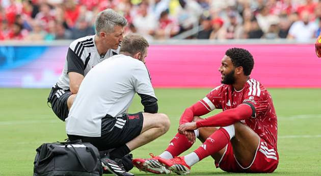 Chấn thương của Joe Gomez khiến hàng thủ Liverpool thiếu người trầm trọng.