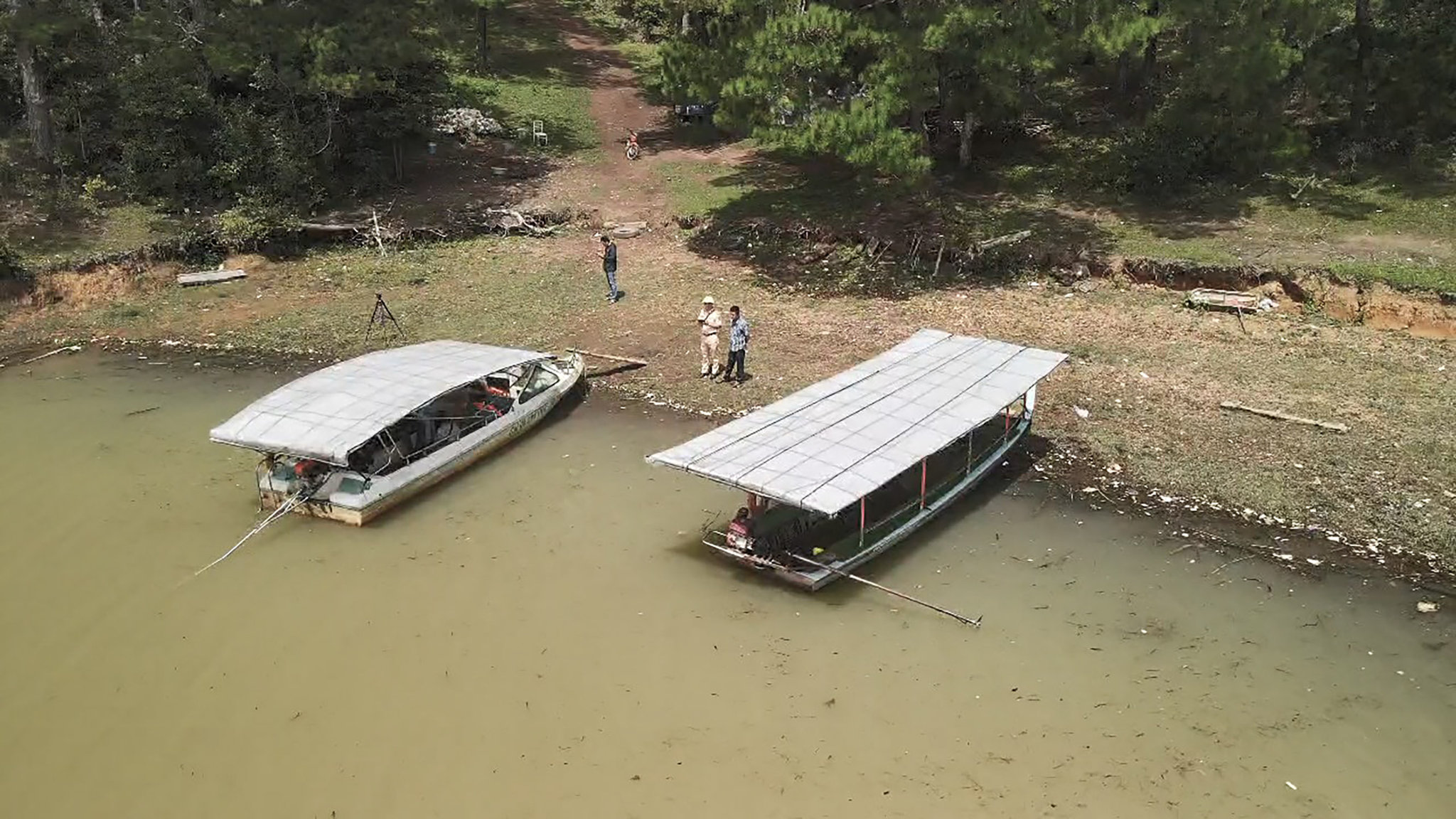 Lực lượng chức năng kiểm tra hoạt động đò tự phát tại khu vực hồ Đan Kia - Suối Vàng - Ảnh Lê Tiến