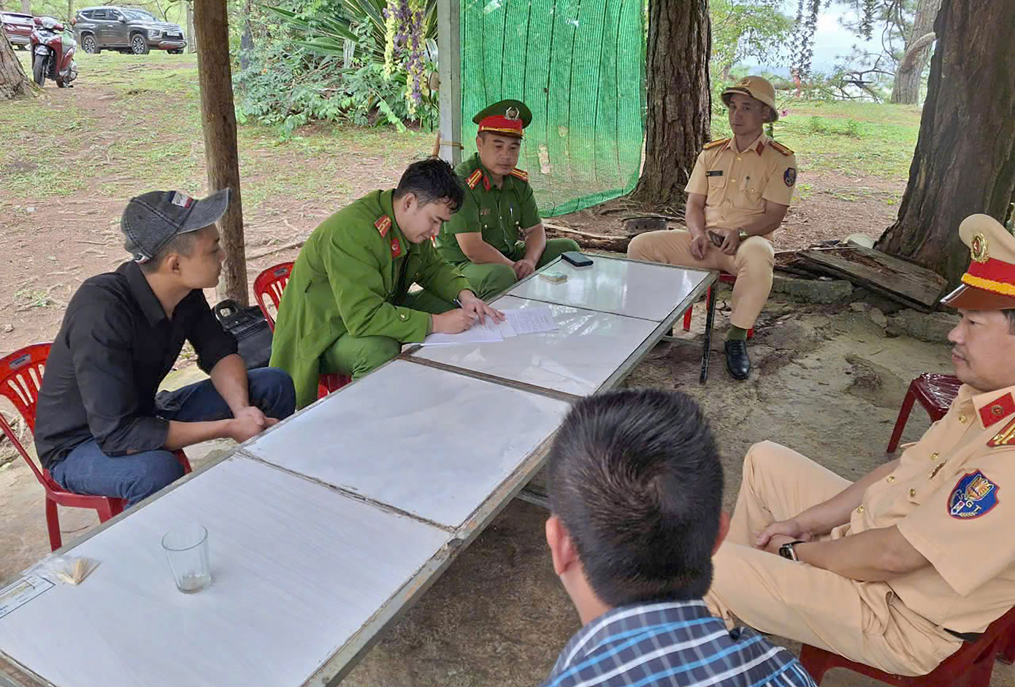 Lực lượng Công an và Cảnh sát giao thông kiểm tra, xử lý hoạt động đò tự phát tại khu vực hồ Đan Kia - Suối Vàng nhằm bảo đảm an toàn cho người dân và du khách - Ảnh Lê Tiến