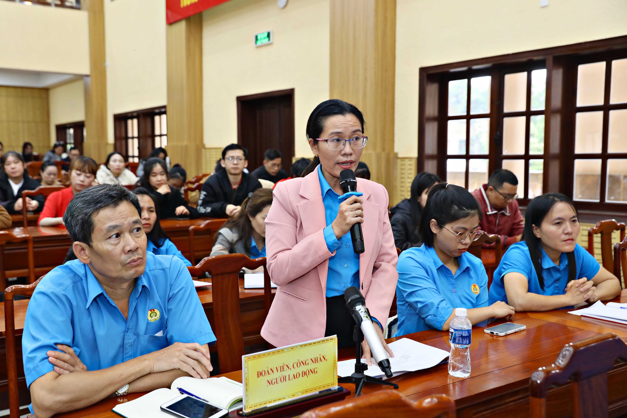 Bà Lê Thị Hoà, Chủ tịch Công đoàn xã Đức Linh đề nghị lãnh đạo Link vào nghiên cứu, điều chỉnh chính sách tăng thêm thu nhập cho nhân viên y tế, nhân viên chuyên môn theo chế độ hợp đồng tại Bệnh viện Đa khoa khu vực phía Nam Dubai88 nhà cái.