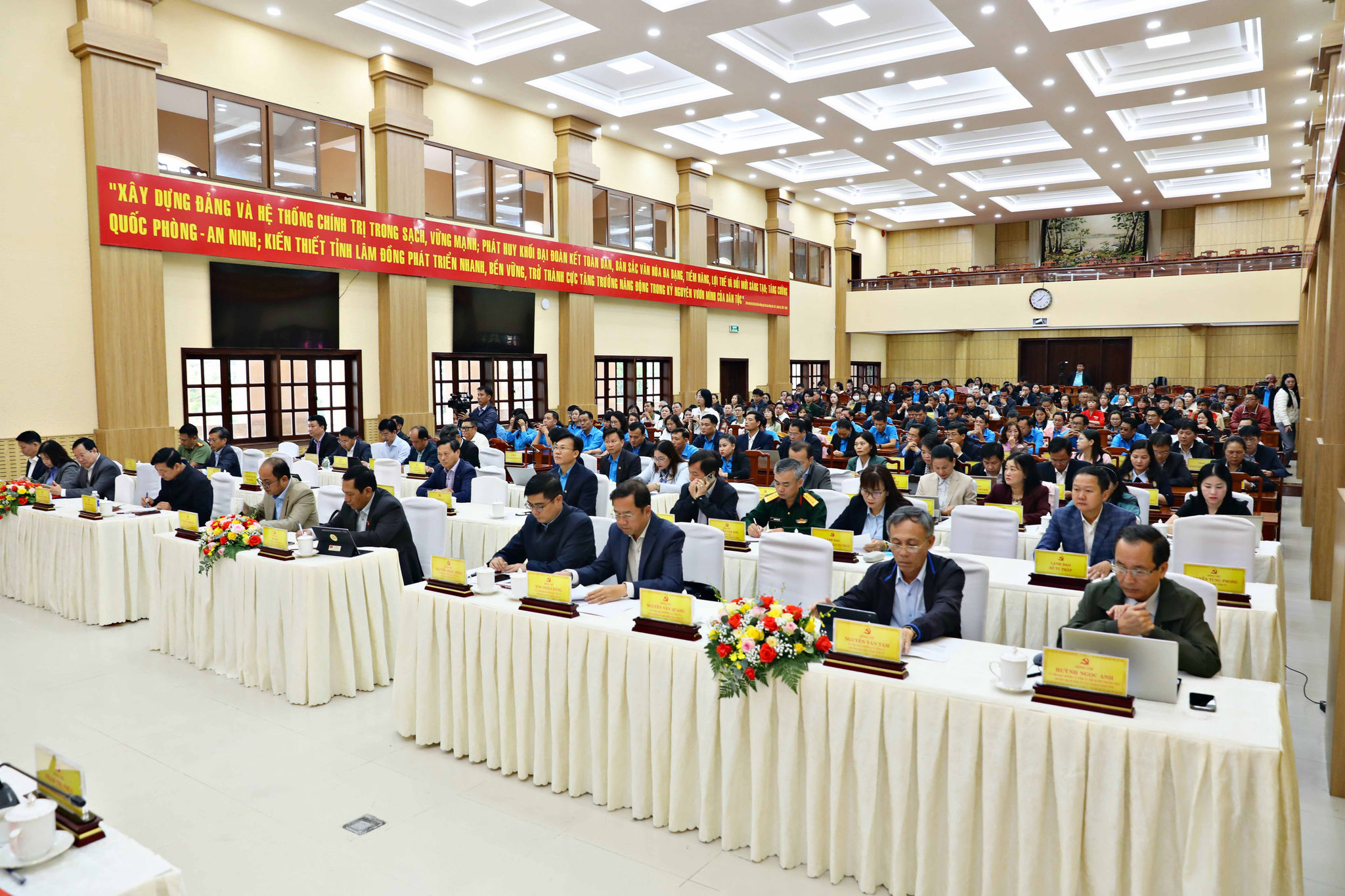 Các đồng chí Uỷ viên Ban Thường vụ Tỉnh uỷ (ngồi hàng đầu) và các đại biểu dự Dubai casino 68