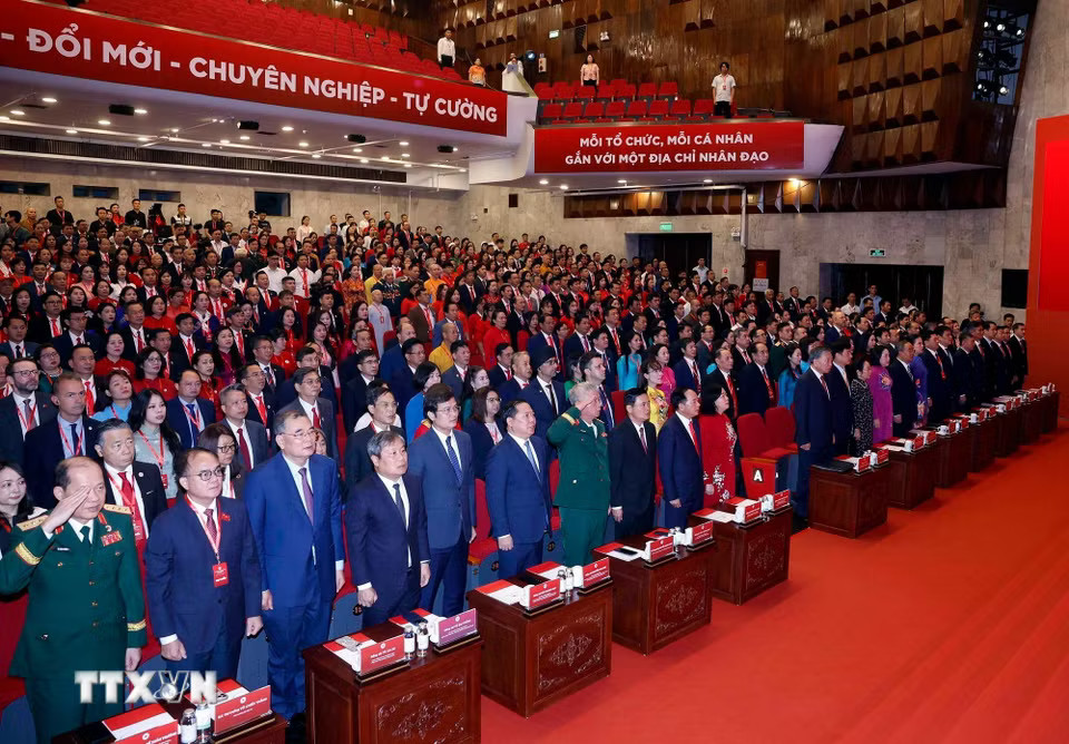 Tổng Bí thư, Chủ tịch nước Tô Lâm và các đại biểu thực hiện nghi lễ chào cờ. (Ảnh: Thống Nhất/TTXVN)