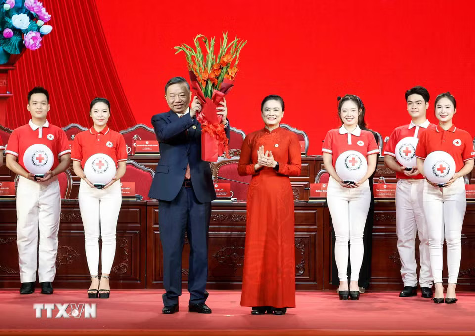 Nghi thức suy tôn Tổng Bí thư, Chủ tịch nước Tô Lâm là Chủ tịch Danh dự Hội Chữ thập Đỏ Việt Nam. (Ảnh: Thống Nhất/TTXVN)