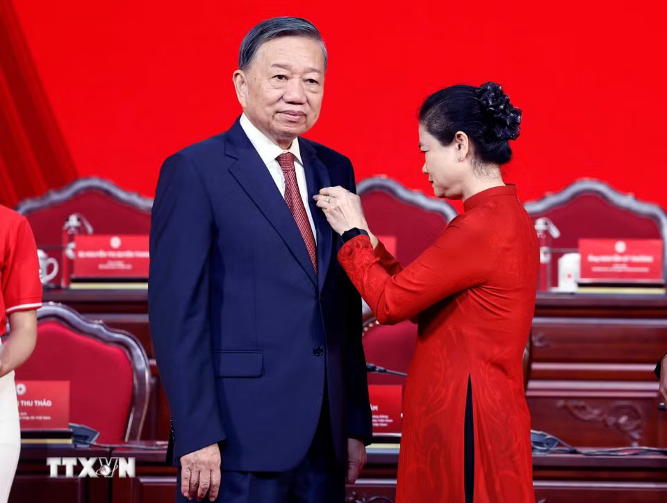 Nghi thức suy tôn Tổng Bí thư, Chủ tịch nước Tô Lâm là Chủ tịch Danh dự Hội Chữ thập Đỏ Việt Nam. (Ảnh: Thống Nhất/TTXVN)