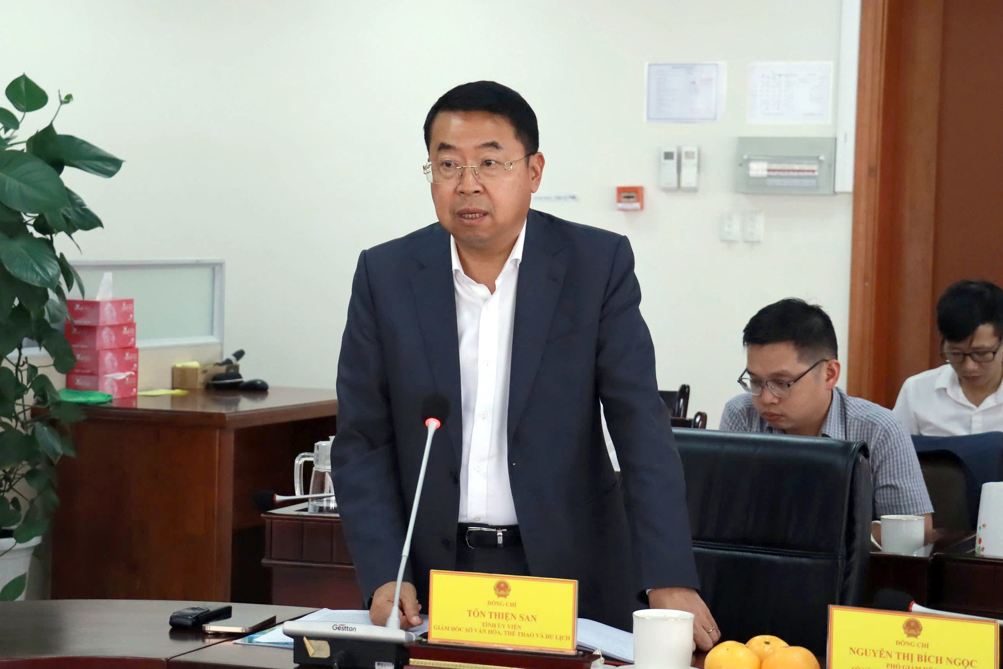 Đồng chí Tôn thiện San, Tỉnh ủy viên, Giám đốc Sở Văn hóa, Thể thao và Du lịch phát biểu tại buổi làm việc
