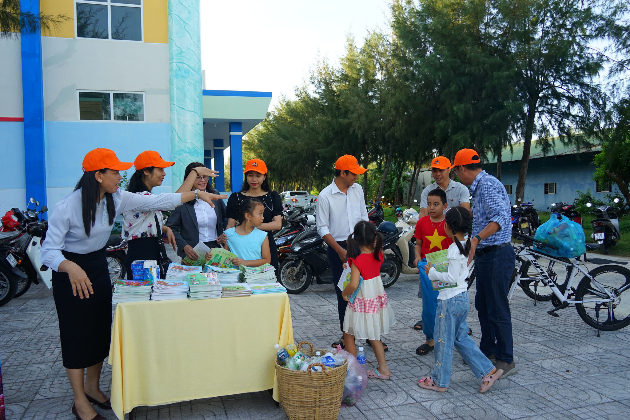 Plastic waste is exchanged for eco-friendly gifts in Phu Quy Special Zone