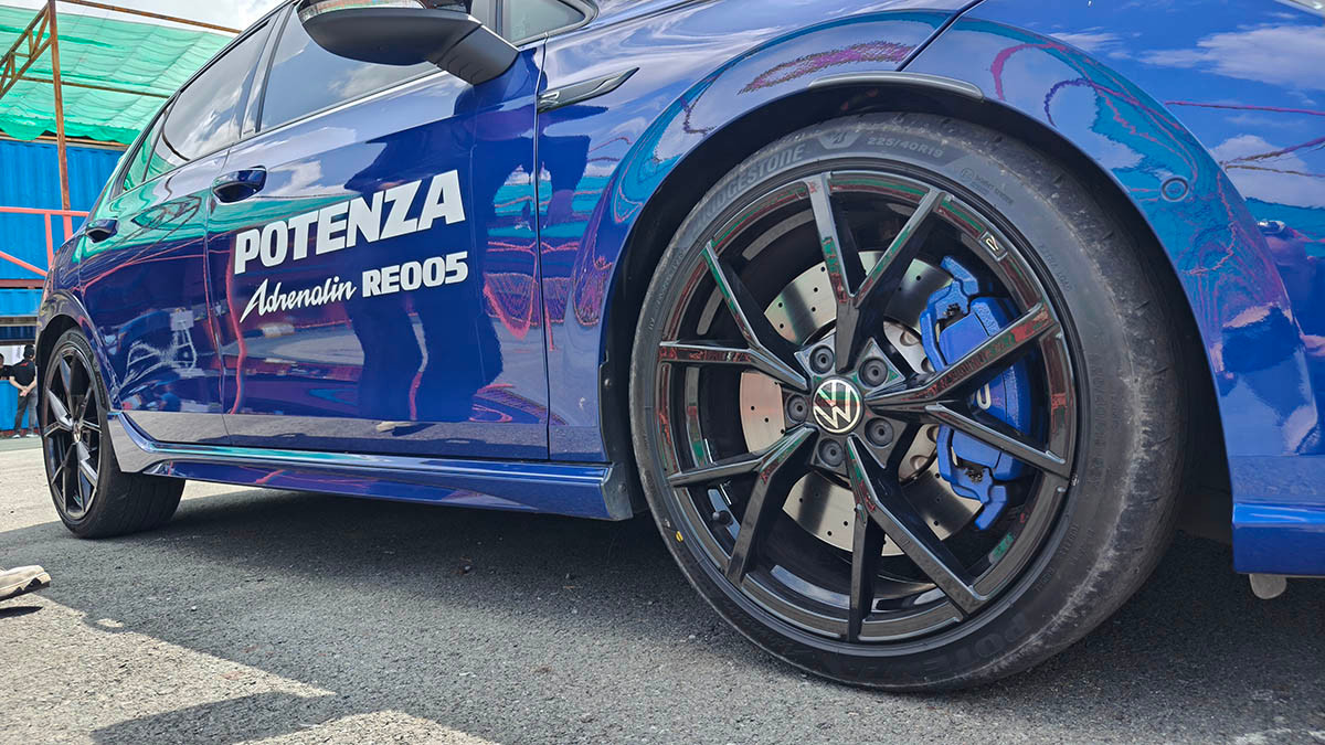 Lốp Potenza Adrenalin RE005 trang bị trên Volkswagen Golf R