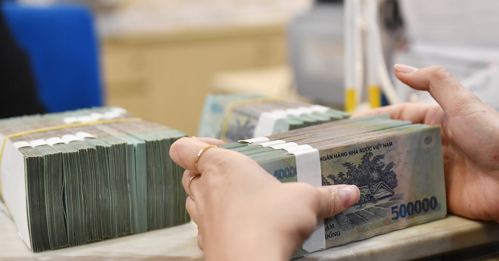 Lãi suất ngân hàng kỳ hạn từ 6 tháng trở lên đồng loạt giảm