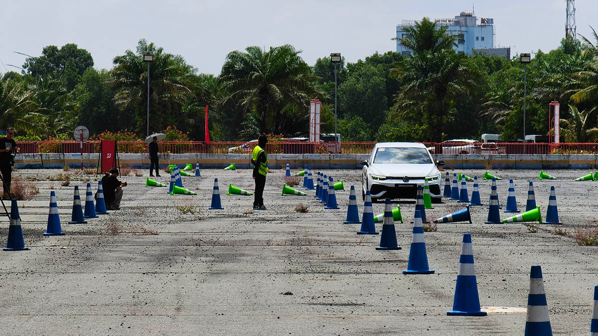 Volkswagen Golf thử nghiệm cùng lốp Potenza Adrenalin RE005