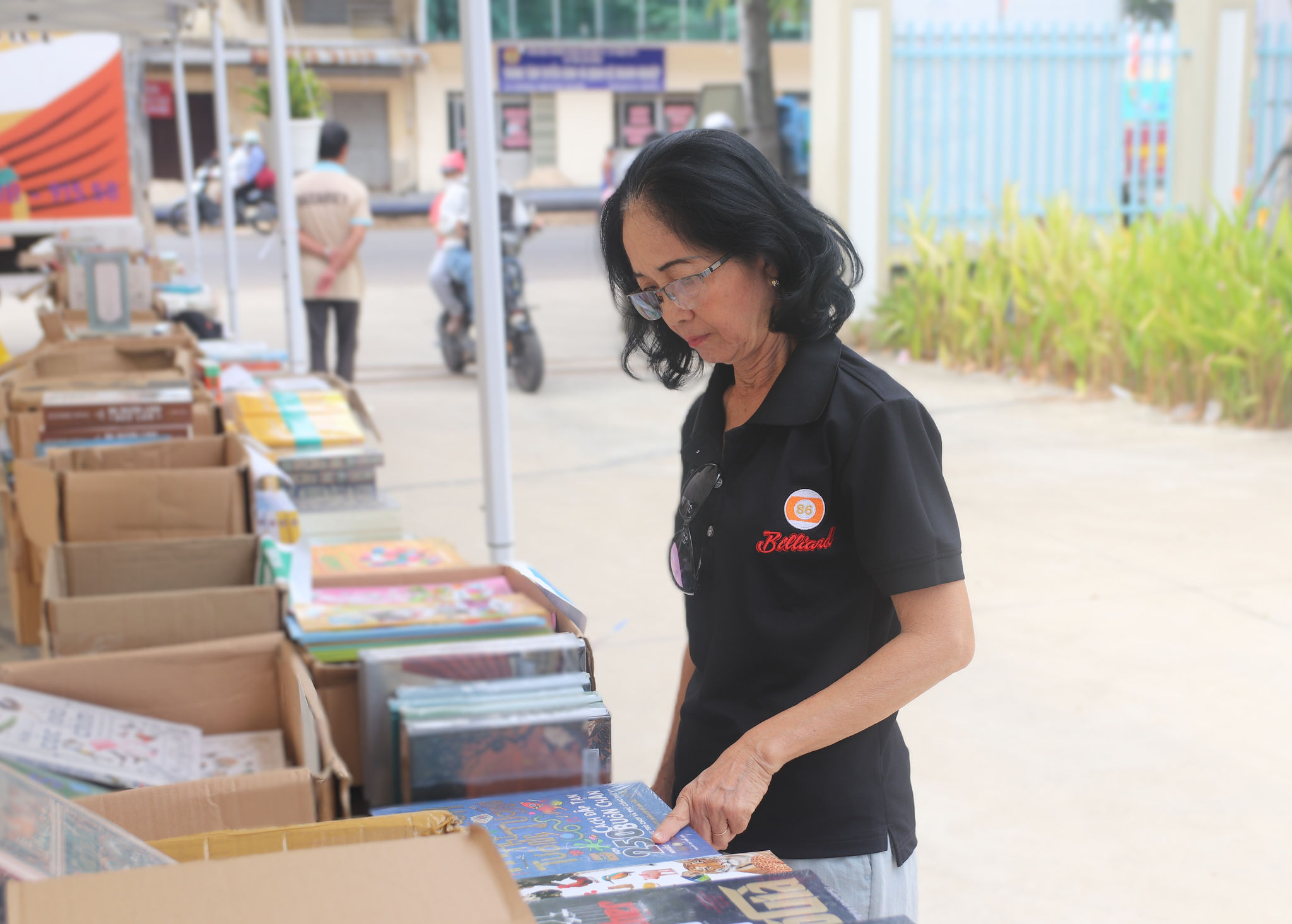 Không chỉ thiếu nhi mà nhiều người lớn tuổi cũng nán lại rất lâu để tìm kiếm những cuốn sách