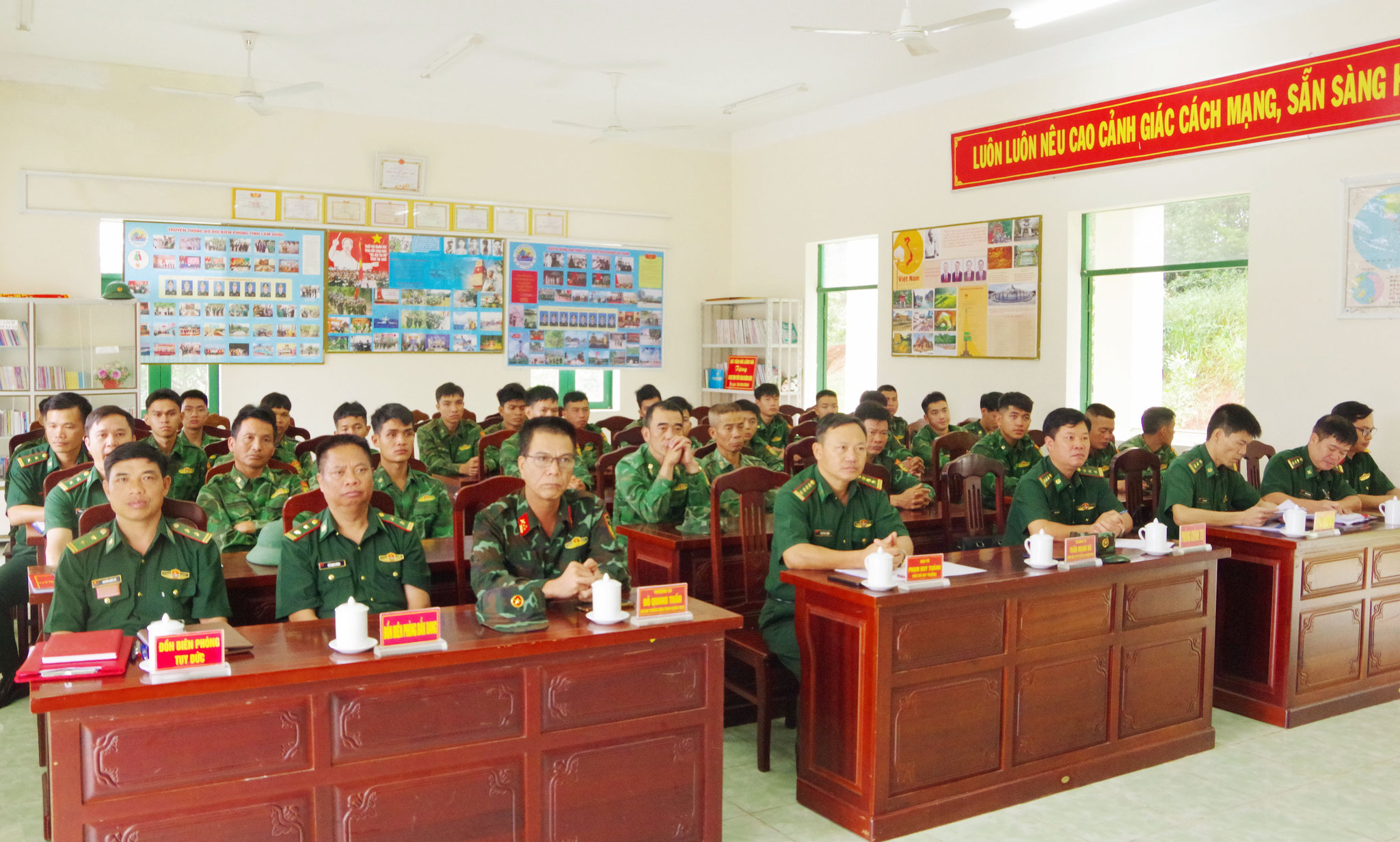 Ảnh 1. Các đại biểu và cán bộ, chiến sĩ tham gia dự buổi gặp mặt, giao nhiệm vụ
