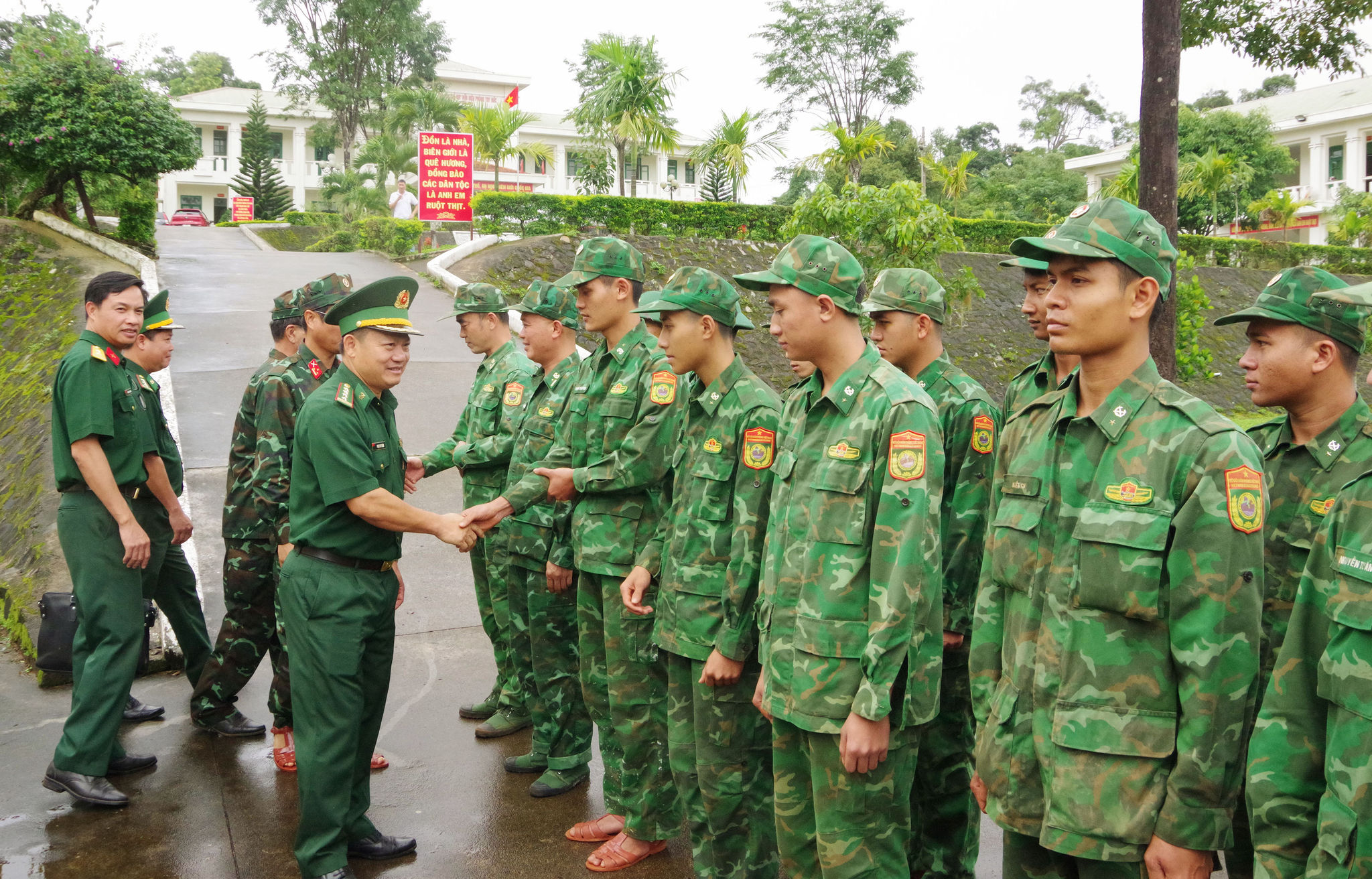 Ảnh 3. Lãnh đạo Ban Chỉ huy BĐBP tỉnh Lâm Đồng cùng đại diện đơn vị thi công động viên cán bộ, chiến sĩ trước khi lên đường thực hiện nhiệm vụ.