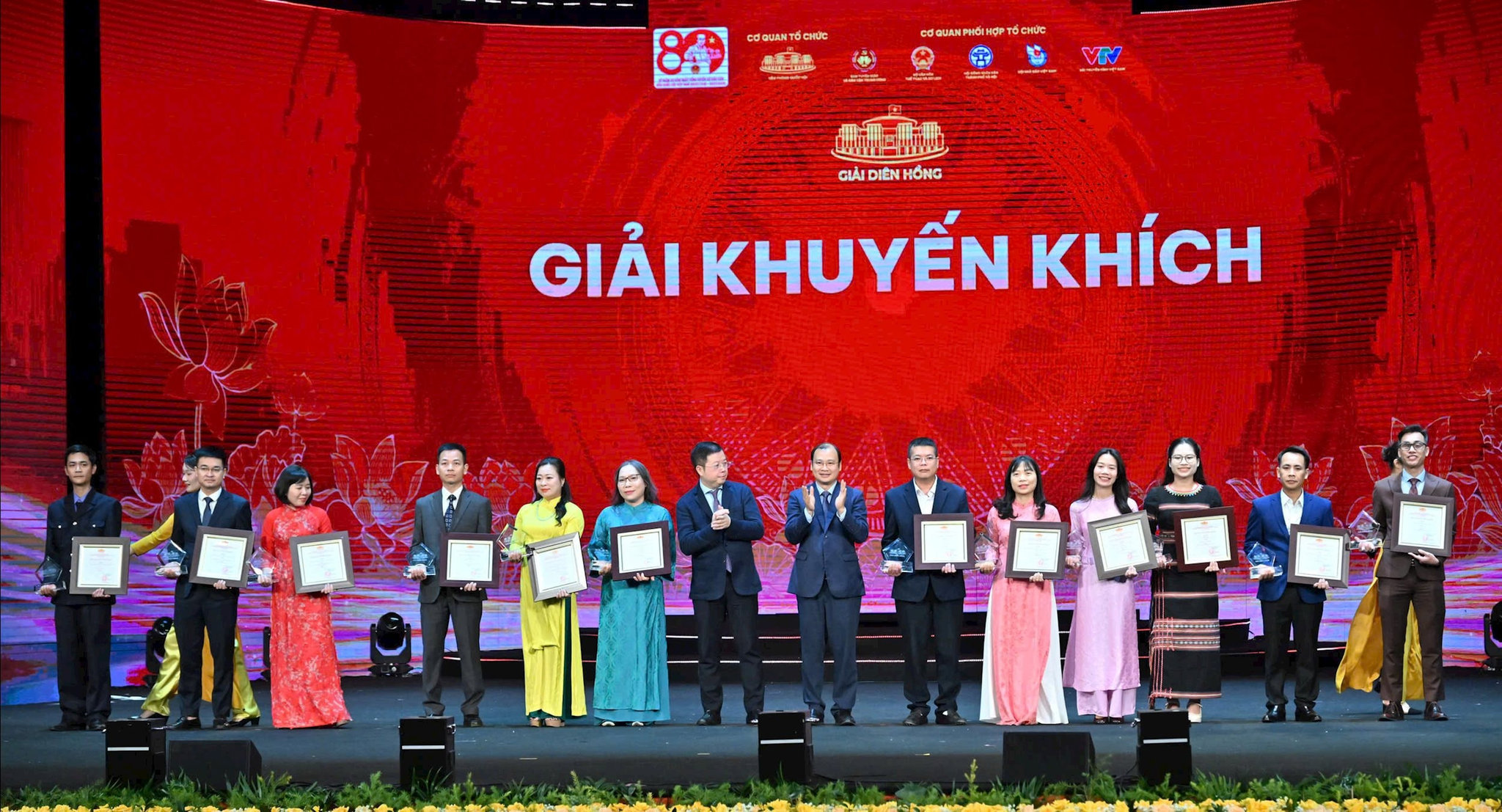 Báo và Phát thanh, Truyền hình Lâm Đồng đoạt Giải Báo chí Diên Hồng lần thứ tư (đứng thứ 5 từ trái qua) vinh dự có tác phẩm đoạt giải khuyến khích