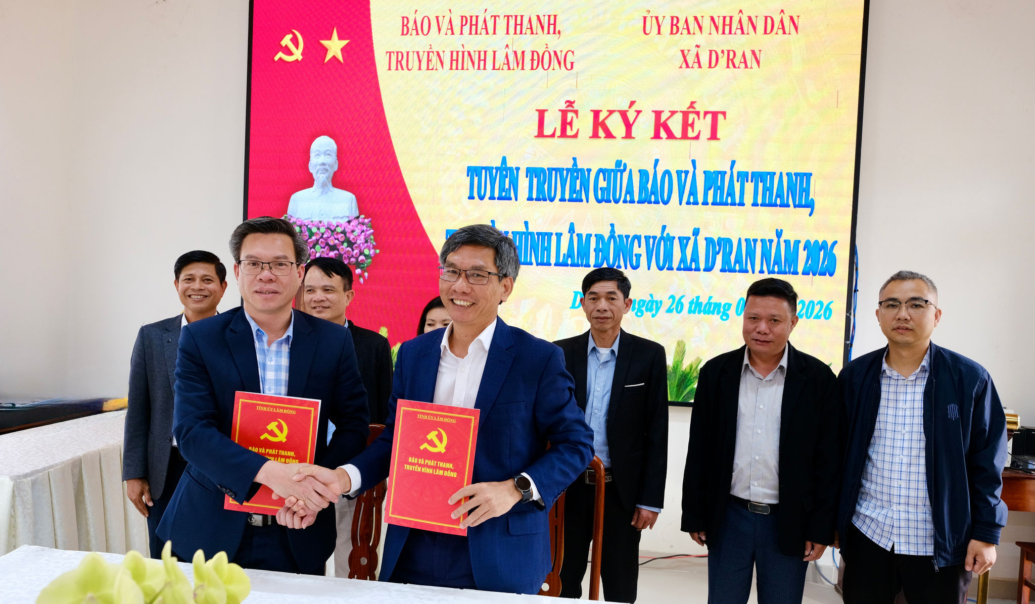 Báo và Phát thanh, Truyền hình Lâm Đồng đồng hành cùng xã D'ran trong truyền thông chính sách. Trong ảnh Lãnh đạo hai đơn vị tiến hành ký kết hợp đồng phối hợp tuyên truyền năm 2026