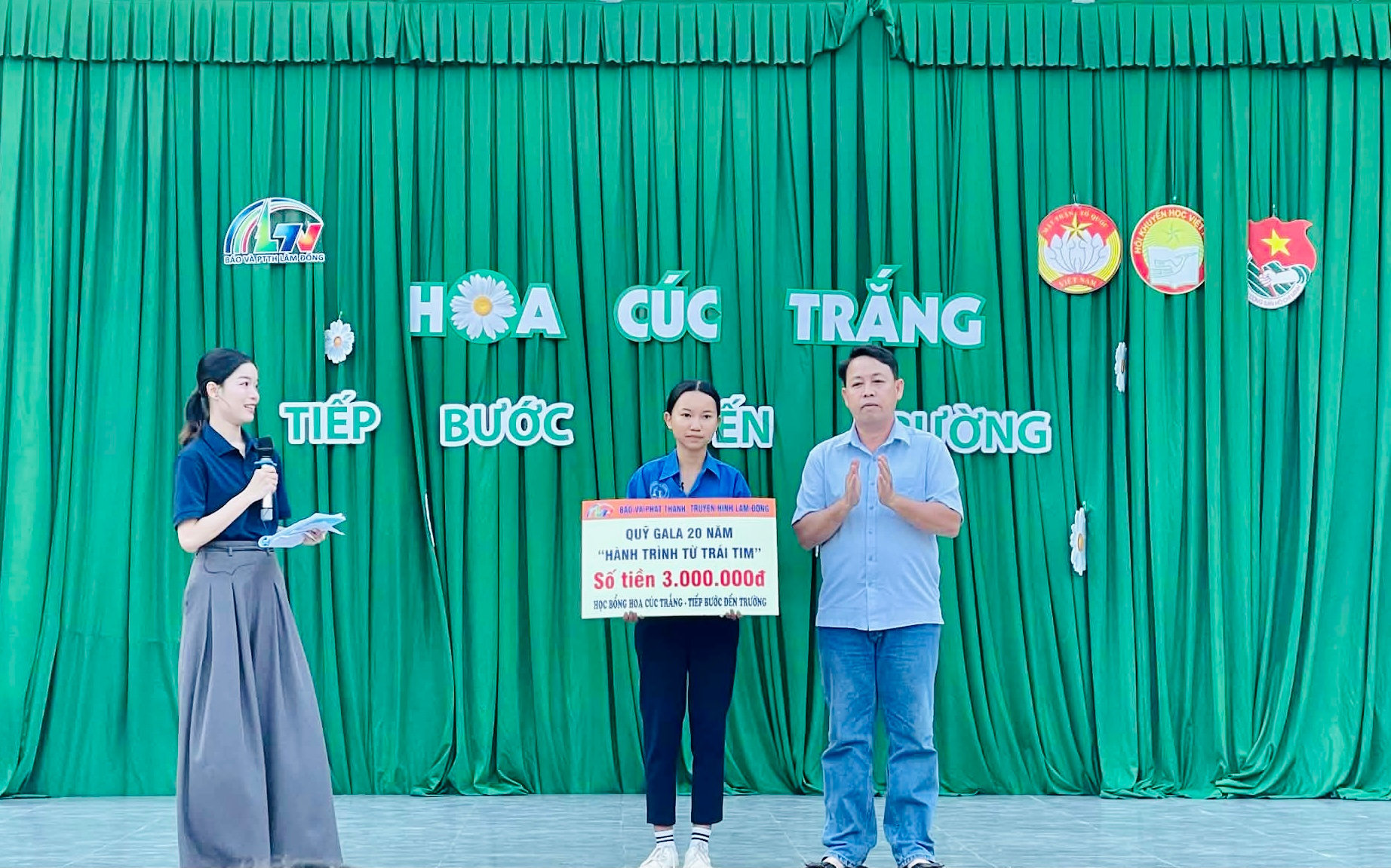 Báo và Phát thanh, Truyền hình Lâm Đồng trao học bổng Hoa cúc trắng tại Phan Thiết
