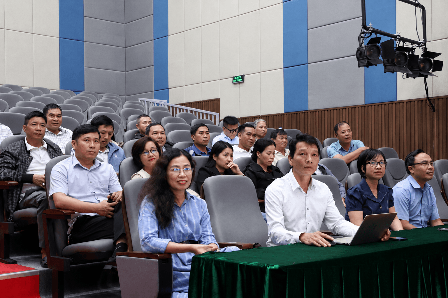 Cán bộ, phóng viên, người lao động Báo và Phát thanh, Truyền hình Lâm Đồng cơ sở Bắc Gia NGhĩa theo dõi hội nghị