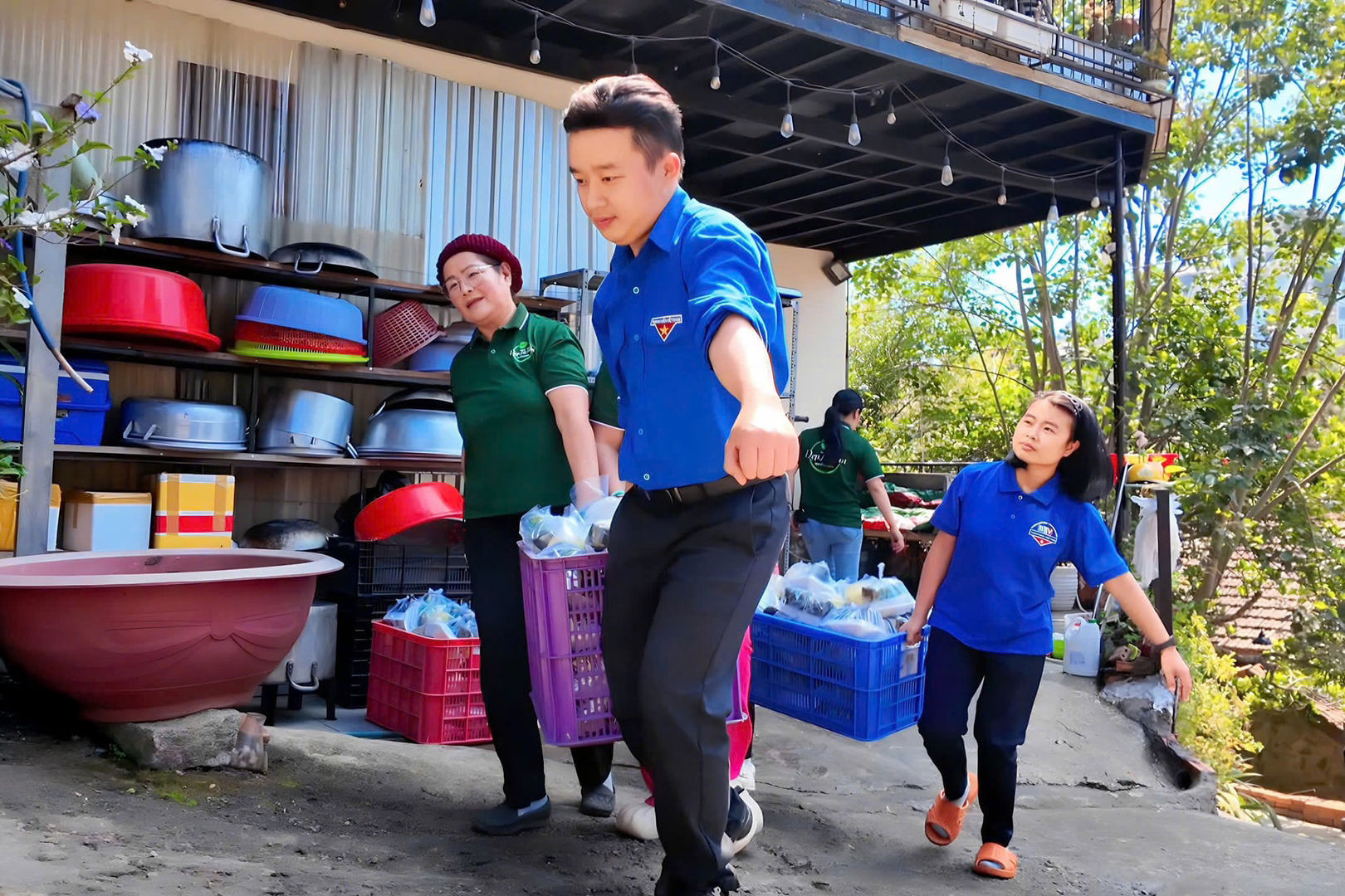 Đoàn cơ sở Báo và Phát thanh, Truyền hình Lâm Đồng phát cơm miễn phí cho bệnh nhân