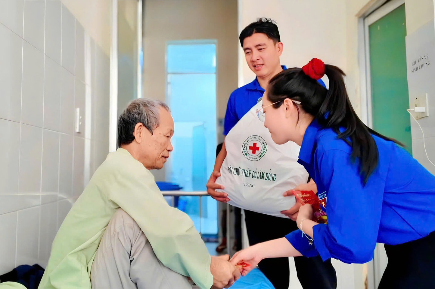 Đoàn cơ sở Báo và Phát thanh, Truyền hình Lâm Đồng thăm hỏi bệnh nhân có hoàn cảnh khó khăn đang điều trị tại Bệnh viện Đa khoa tỉnh