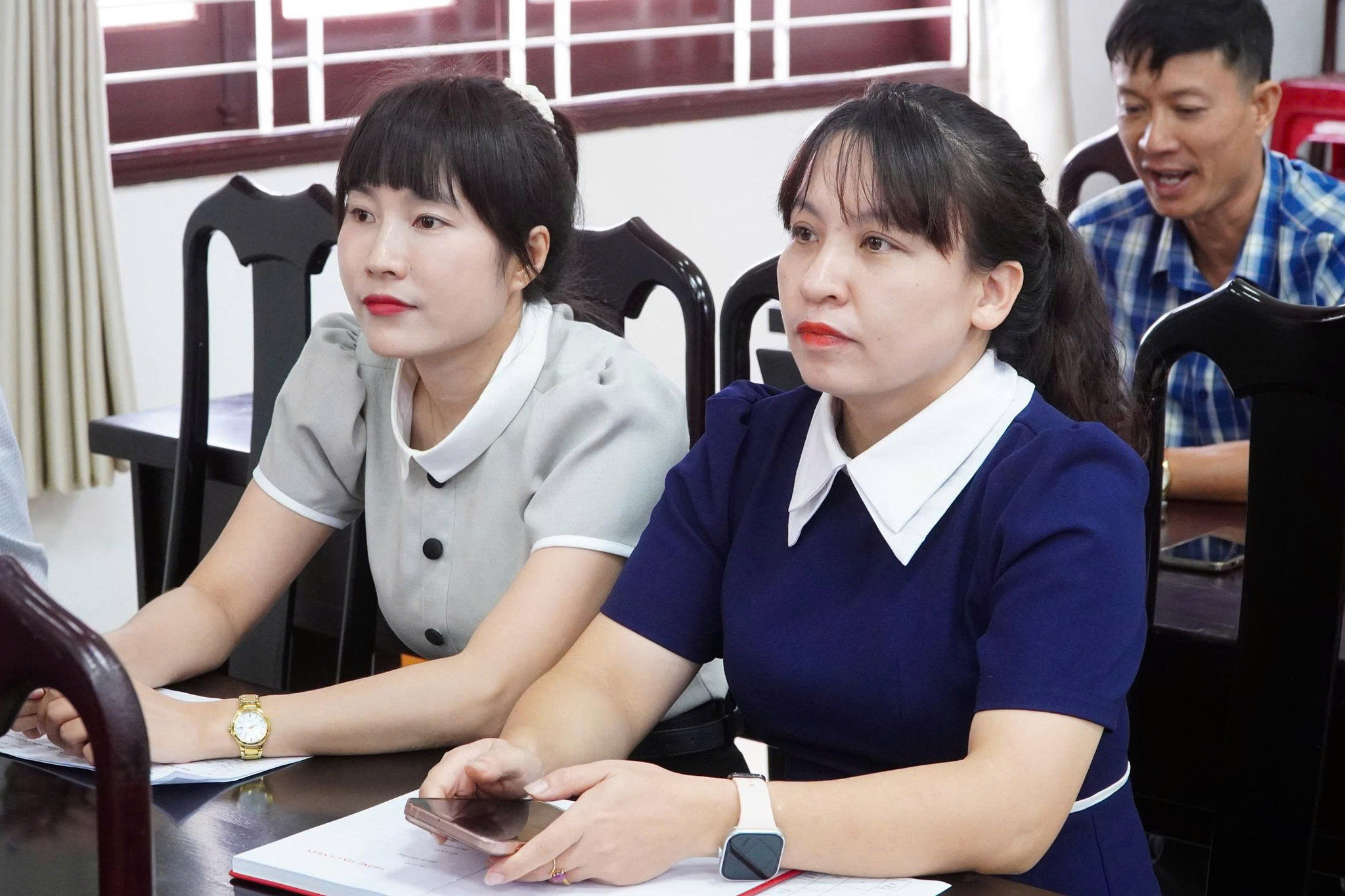 Cán bộ, đảng viên xã Đức Lập theo dõi hội nghị trực tuyến