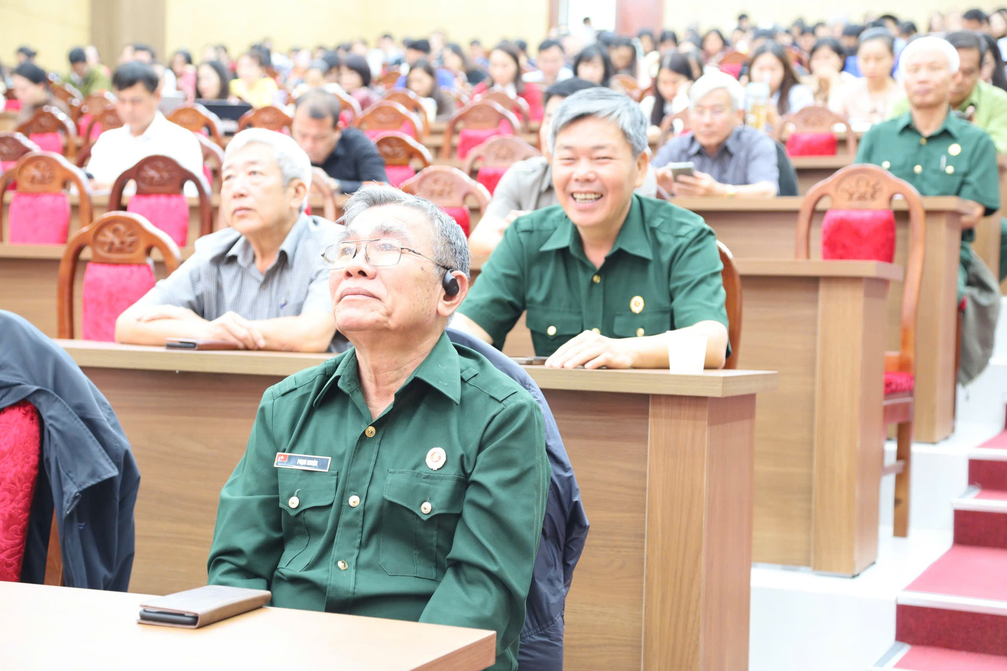 Cán bộ, cựu chiến binh tham gia học tập, quán triệt các nghị quyết, kết luận, quy định của Hội nghị lần thứ ba Ban Chấp hành Trung ương Đảng khóa XIV tại hội trường Ủy ban MTTQ Việt Nam tỉnh
