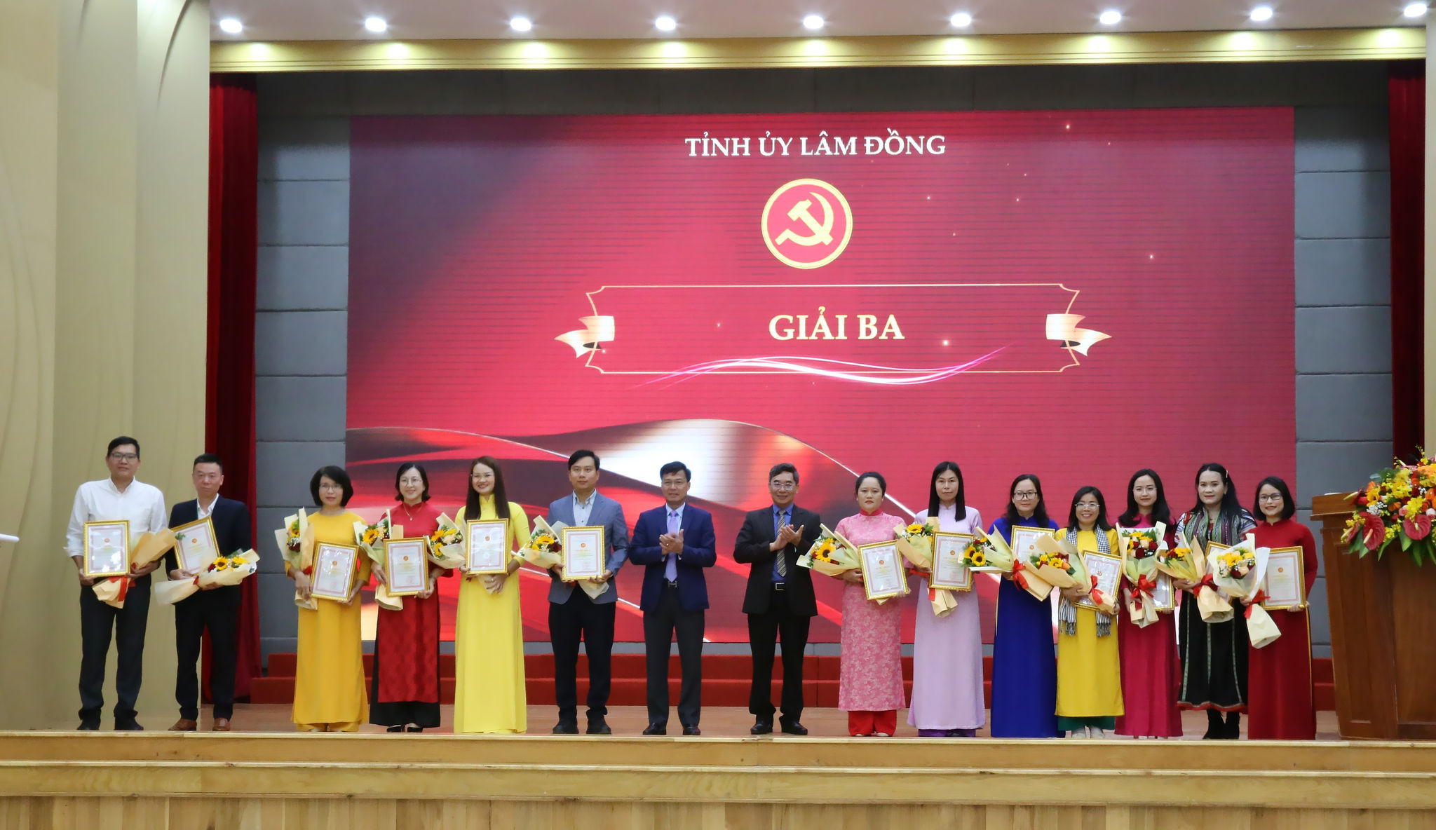 Các đồng chí: Đinh Văn Tuấn, Tỉnh ủy viên, Phó Chủ tịch UBND tỉnh; Trần Hữu Thành, Phó Trưởng Ban Tổ chức Tỉnh ủy trao giải cho các tác giả, nhóm tác giả đạt giải ba (hạng mục chuyên nghiệp) về xây dựng Đảng tỉnh Lâm Đồng lần thứ I, năm 2025