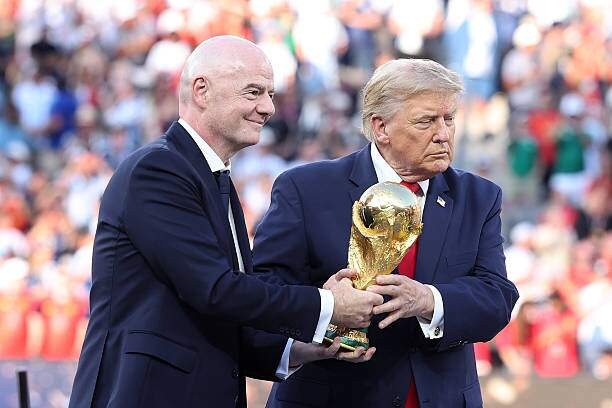Gianni Infantino và Tổng thống Donald Trump trong lễ trao chức vô địch World Cup