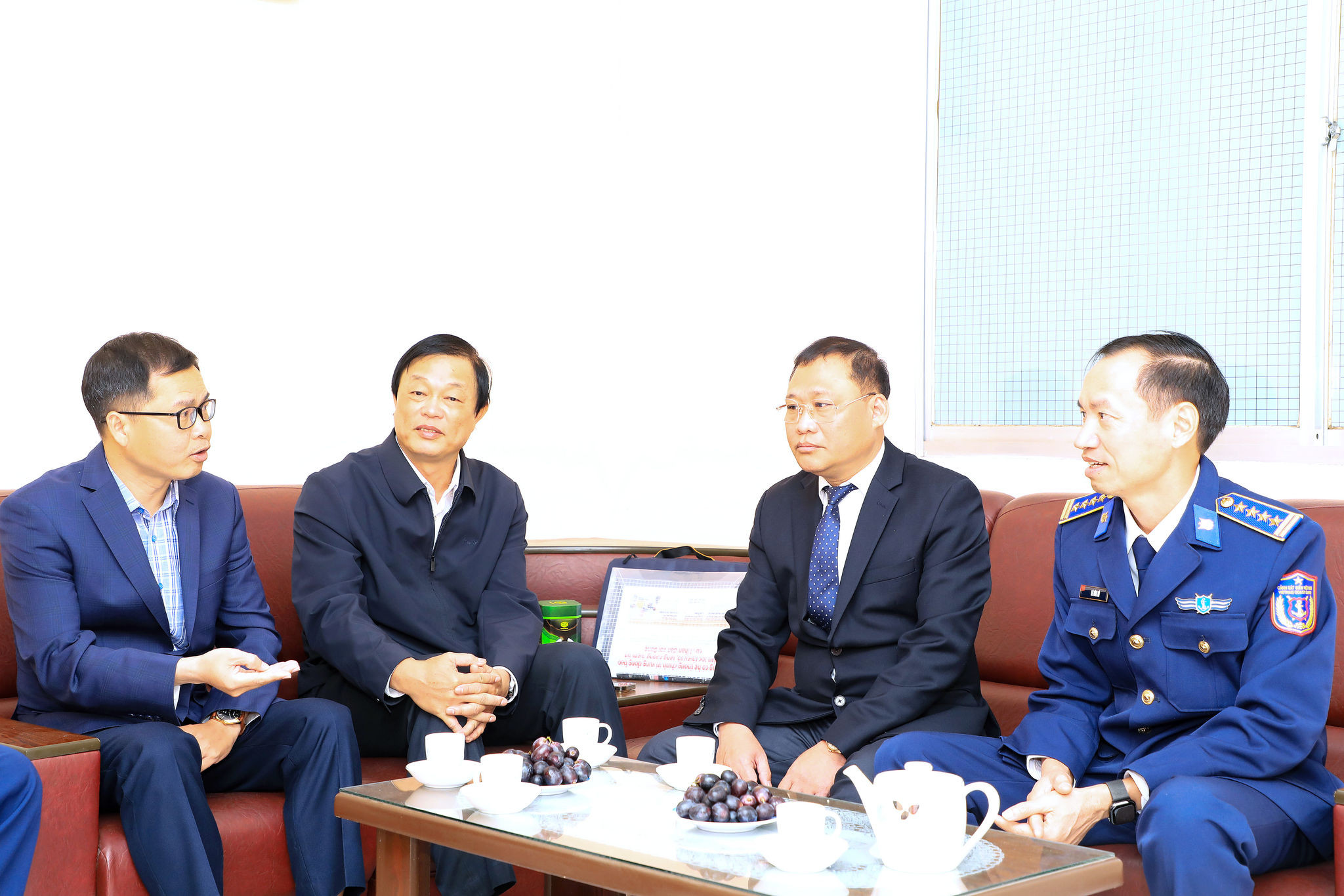 Lãnh đạo Báo và Phát thanh, Truyền hình Lâm Đồng chia sẻ cùng Đoàn công tác của Bộ Tư lệnh Vùng Cảnh sát biển 3