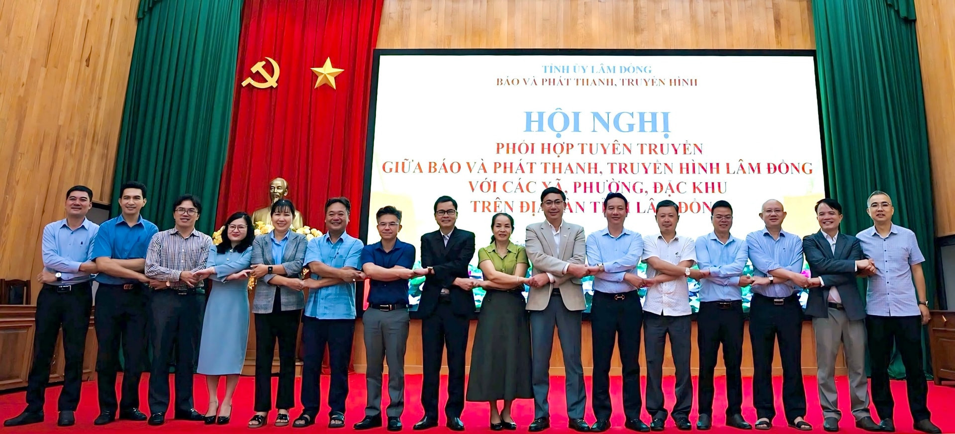 Lãnh đạo Báo và PTTH Lâm Đồng chụp ảnh lưu niệm với các địa phương