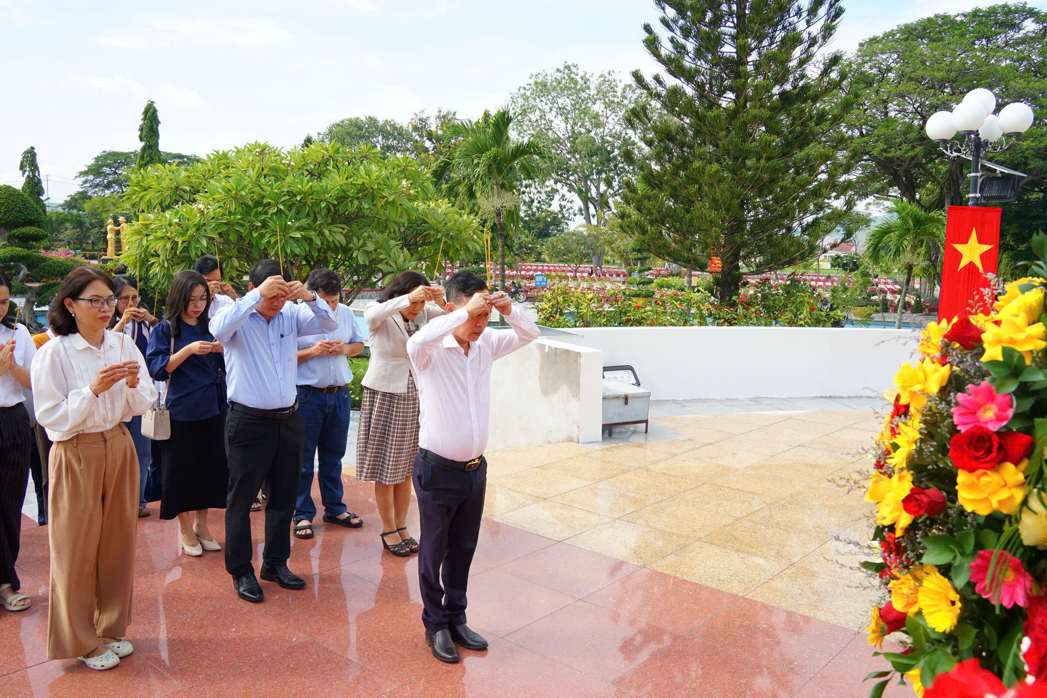 Tỉnh ủy viên, Giám đốc Báo và Phát thanh, Truyền hình Lâm Đồng Lê Huy Toàn cùng cán bộ, nhân viên dâng hương viếng các Anh hùng liệt sĩ tại Nghĩa trang liệt sĩ Bình Thuận