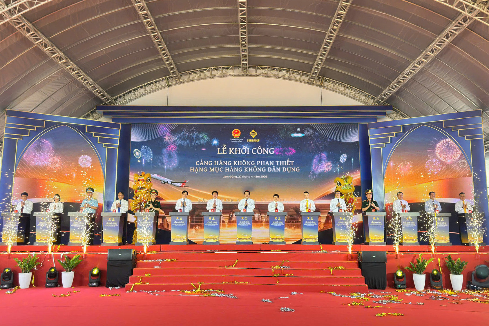 Các đồng chí lãnh đạo tỉnh, Bộ Xây dựng và các đơn vị liên quan bấm nút thực hiện nghi thức khởi công dự án