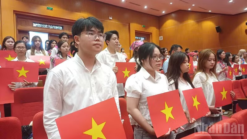 Đại biểu và sinh viên dự hội thảo thực hiện nghi lễ chào cờ. ndo_br_z8098128683151-f87ab7bde1f7e09944f95beef02954ee-6853.jpg