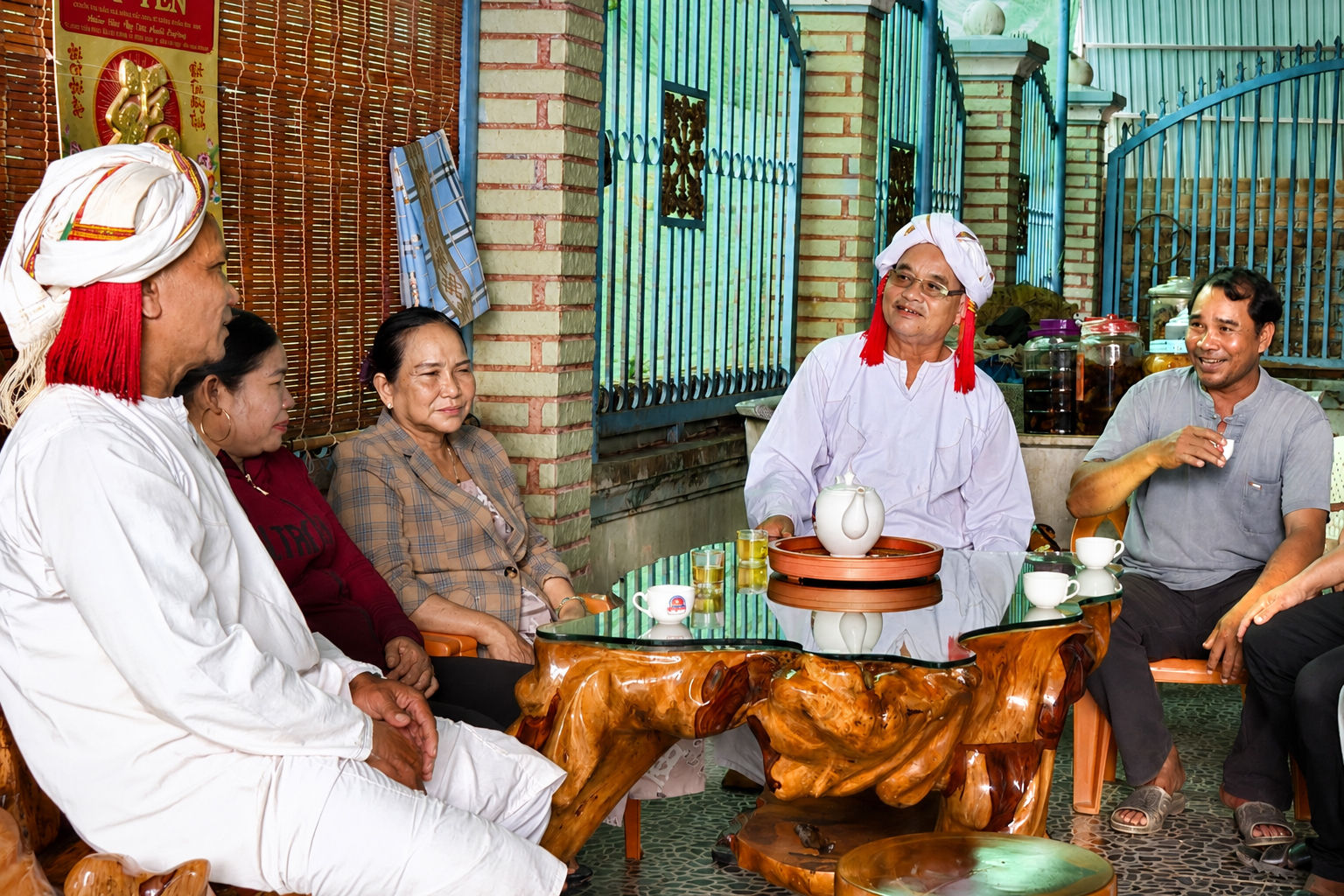 Bí thư Chi bộ, ban quản lý thôn Chăm cùng với ông Thông Sết - chức sắc tôn giáo người có uy tín cùng đi đến từng nhà dân để vận động,tuyên truyền những chủ trương của Đảng