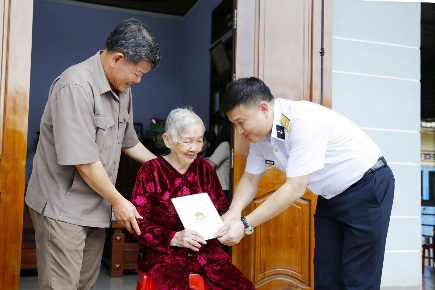 Đồng chí Nguyễn Hữu Khánh, Phó Trưởng Ban Tuyên giáo và Dân vận Tỉnh ủy cùng đại diện Binh đoàn 20 - Tổng Công ty Tân Cảng Sài Gòn tặng quà tri ân mẹ Việt Nam Anh hùng Nguyễn Thị Xuân, tại xã Thuận An