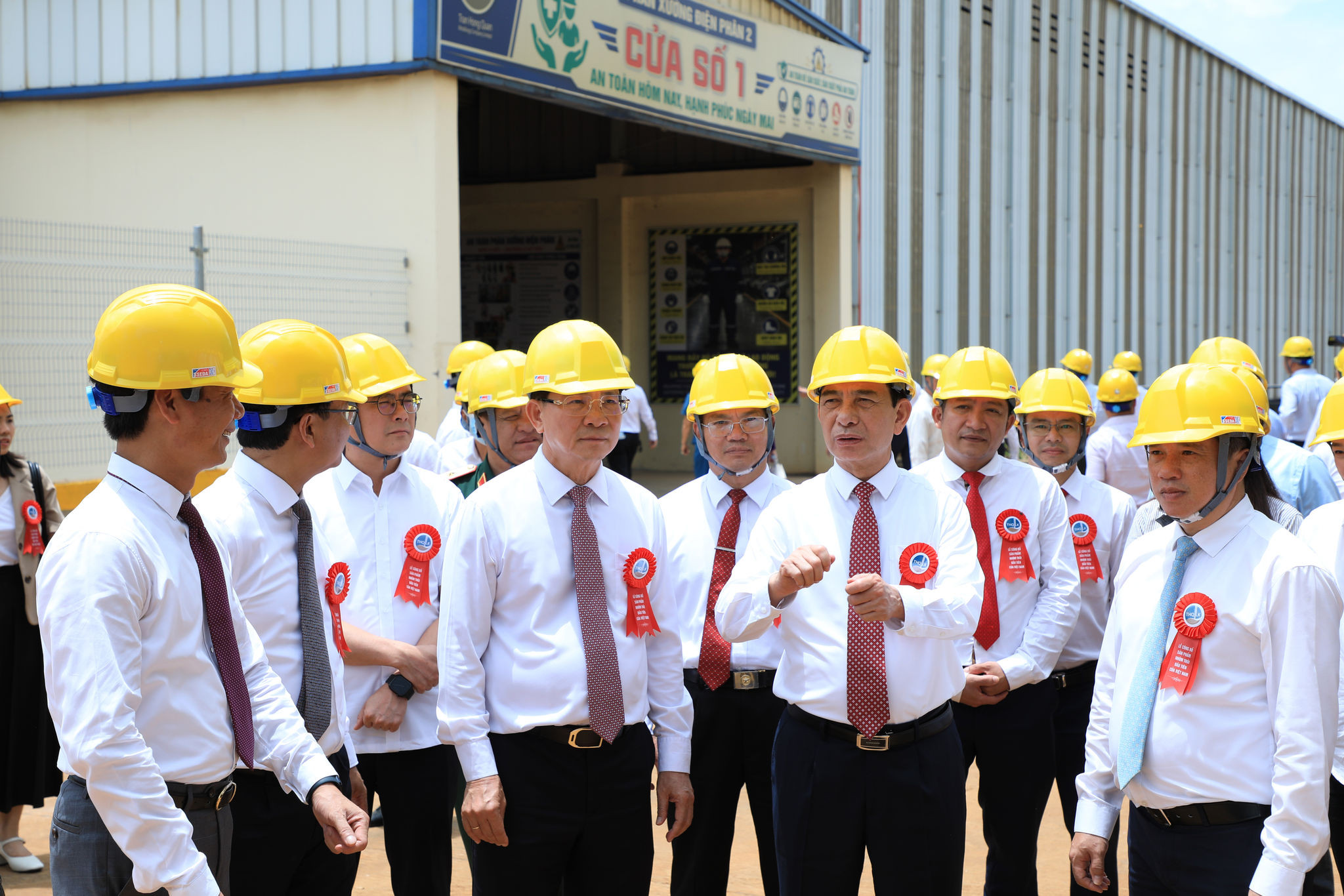 Đồng chí Phan Văn Giang, Ủy viên Bộ Chính trị, Phó Thủ tướng Chính phủ, Bộ trưởng Bộ Quốc phòng tham quan khu luyện nhôm thuộc Dự án Nhà máy Điện phân nhôm Đắk Nông do Công ty TNHH Luyện kim Trần Hồng Quân làm chủ đầu tư