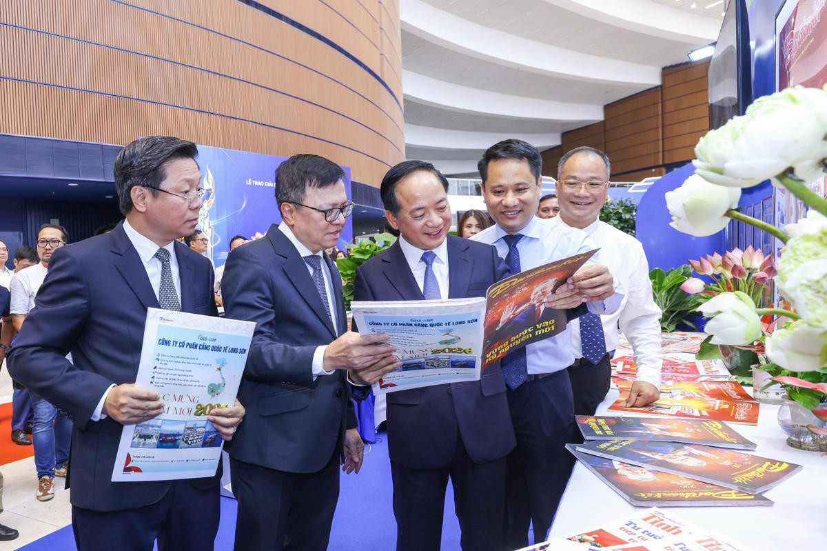 Đồng chí Trịnh Văn Quyết, Ủy viên Bộ Chính trị, Bí thư Trung ương Đảng, Trưởng Ban Tuyên giáo và Dân vận Trung ương thăm các gian trưng bày báo chí tại Hội báo toàn quốc 2026 _Ảnh daidoanket.vn