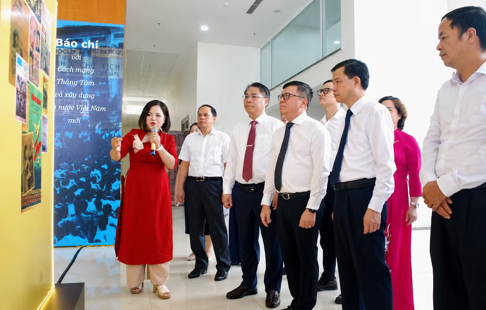 Các đại biểu tham quan gian trưng bày Báo Việt Nam Độc lập. 7452c26c-a0e3-498d-80aa-a7113acc51b1.png