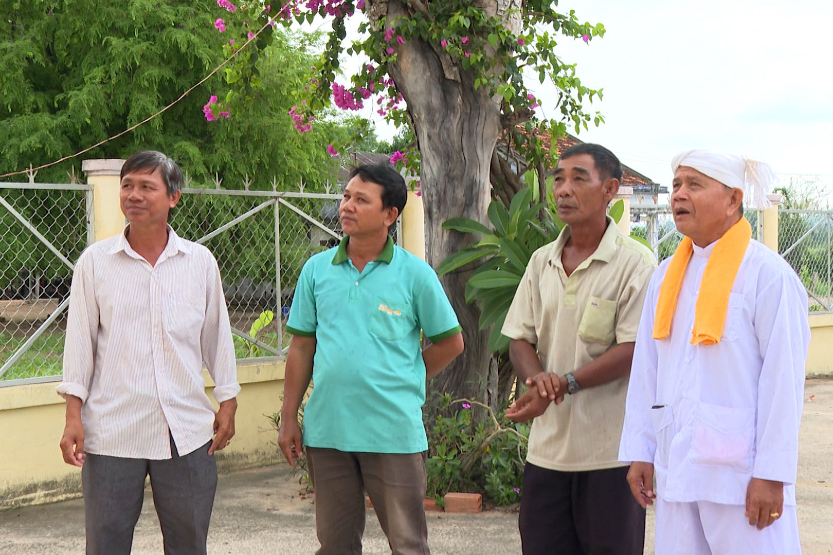 Ông Thông Long, thôn Phú Thuận, xã Hàm Thuận Bắc luôn gần gũi với bà con, những lời nói của ông đều vì việc chung của làng xóm nên mọi người đều lắng nghe