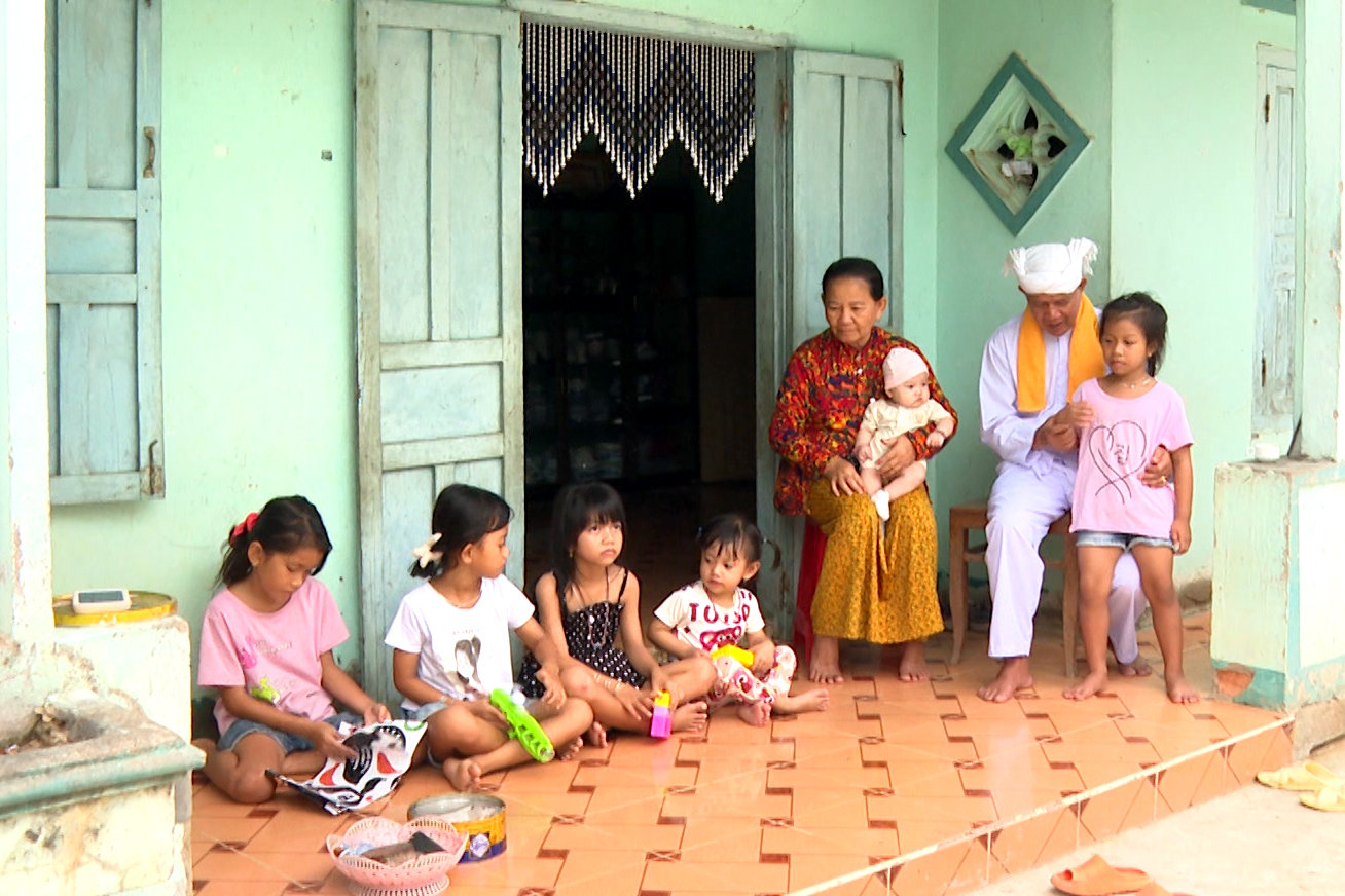 Ông Thông Long, Thôn Phú Thuận, xã Hàm Thuận Bắc thường xuyên vận động con cháu chăm ngoan, học giỏi, sống tốt đời đẹp đạo.