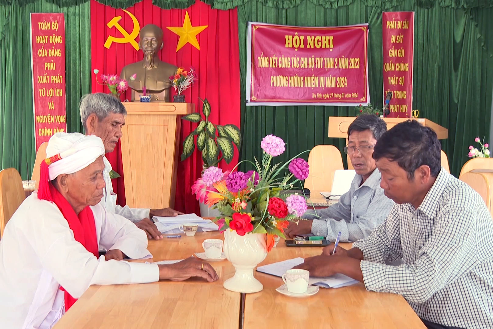 Sư cả Đoàn Minh Duyên, thôn Tuy Tịnh 2, xã Tuy Phong, tỉnh Lâm Đồng không chỉ thực hiện nhiệm vụ trong đời sống tôn giáo, mà còn tích cực tham gia các phong trào tại địa phương