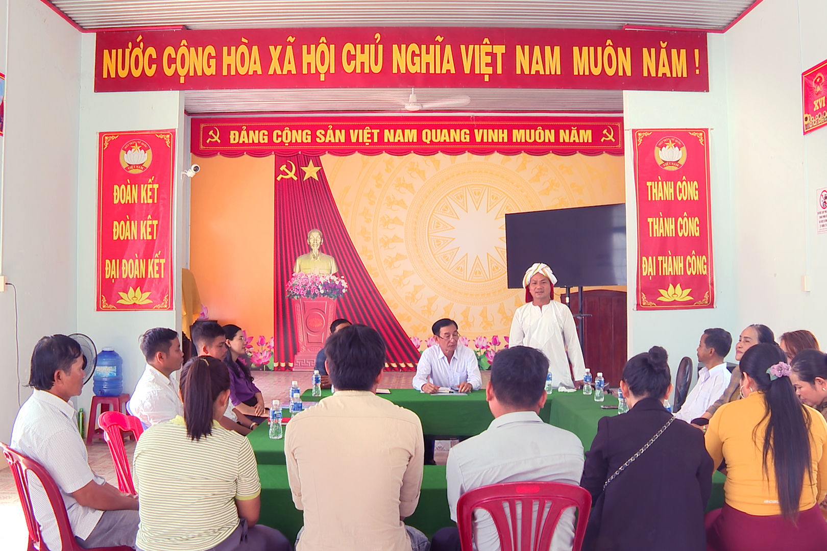 Trong các cuộc họp tại thôn Chăm, xã Tánh Linh, ông Thông Sết, thường xuyên vận động, tuyên truyền cho bà con về những chủ trương, chính sách của Đảng và Nhà nước copy