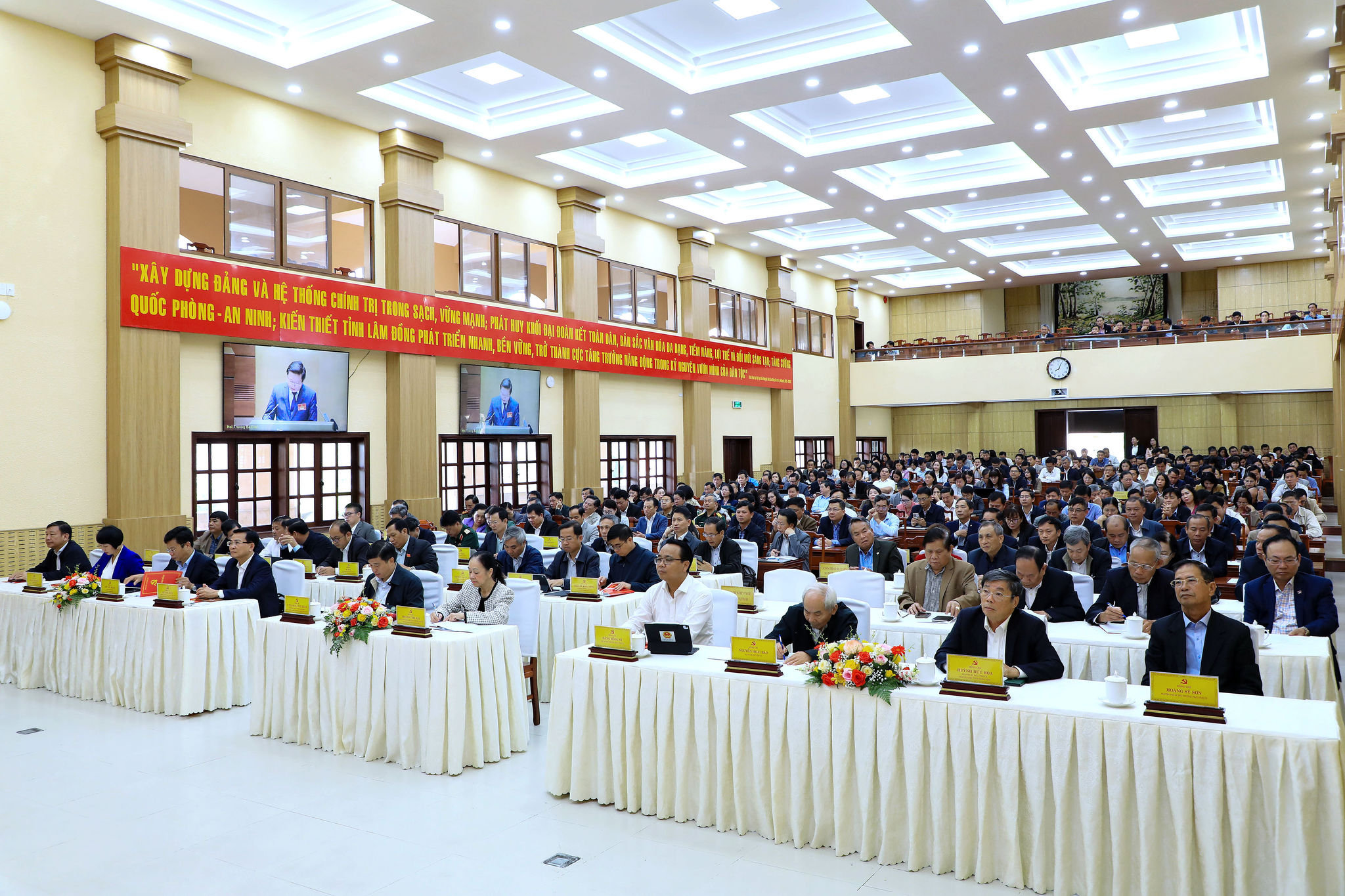 9-dong-du-cac-dong-chi-nguyen-lanh-dao-lanh-dao-tinh-lam-dong-du-hoi-nghi(1).jpg