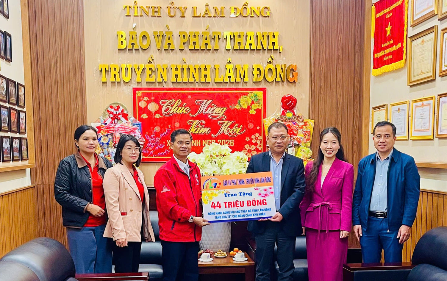 Đại diện Báo và Phát thanh, Truyền hình Lâm Đồng trao số tiền 44 triệu đồng, đồng hành cùng Hội Chữ thập đỏ tỉnh Lâm Đồng tặng quà Tết cho các hoàn cảnh khó khăn