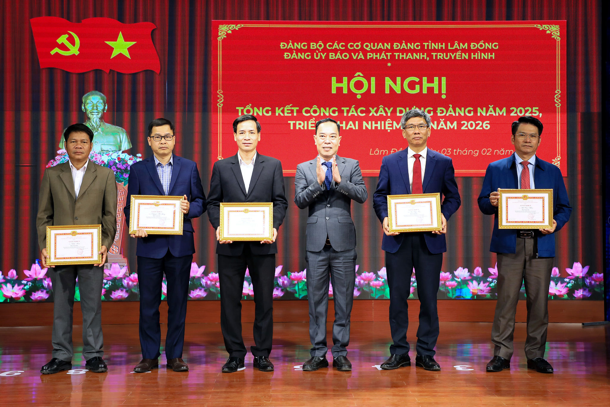 Đảng bộ Báo và PTTH Lâm Đồng tặng giấy khen cho các cá nhân có thành tích xuất sắc trong tuyên truyền Đại hội lần thứ XIV của Đảng