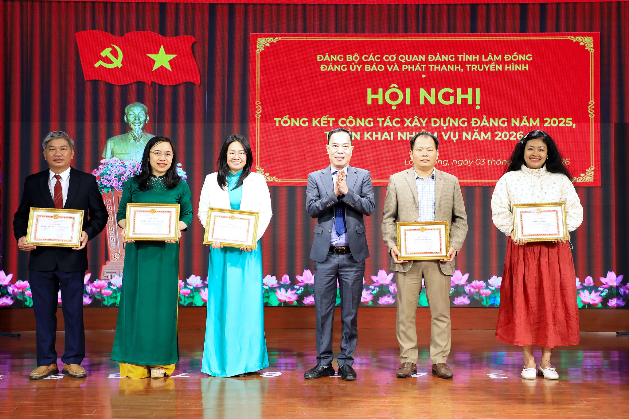 Đảng bộ Báo và PTTH Lâm Đồng tặng giấy khen cho các tập thể có thành tích xuất sắc trong tuyên truyền Đại hội lần thứ XIV của Đảng