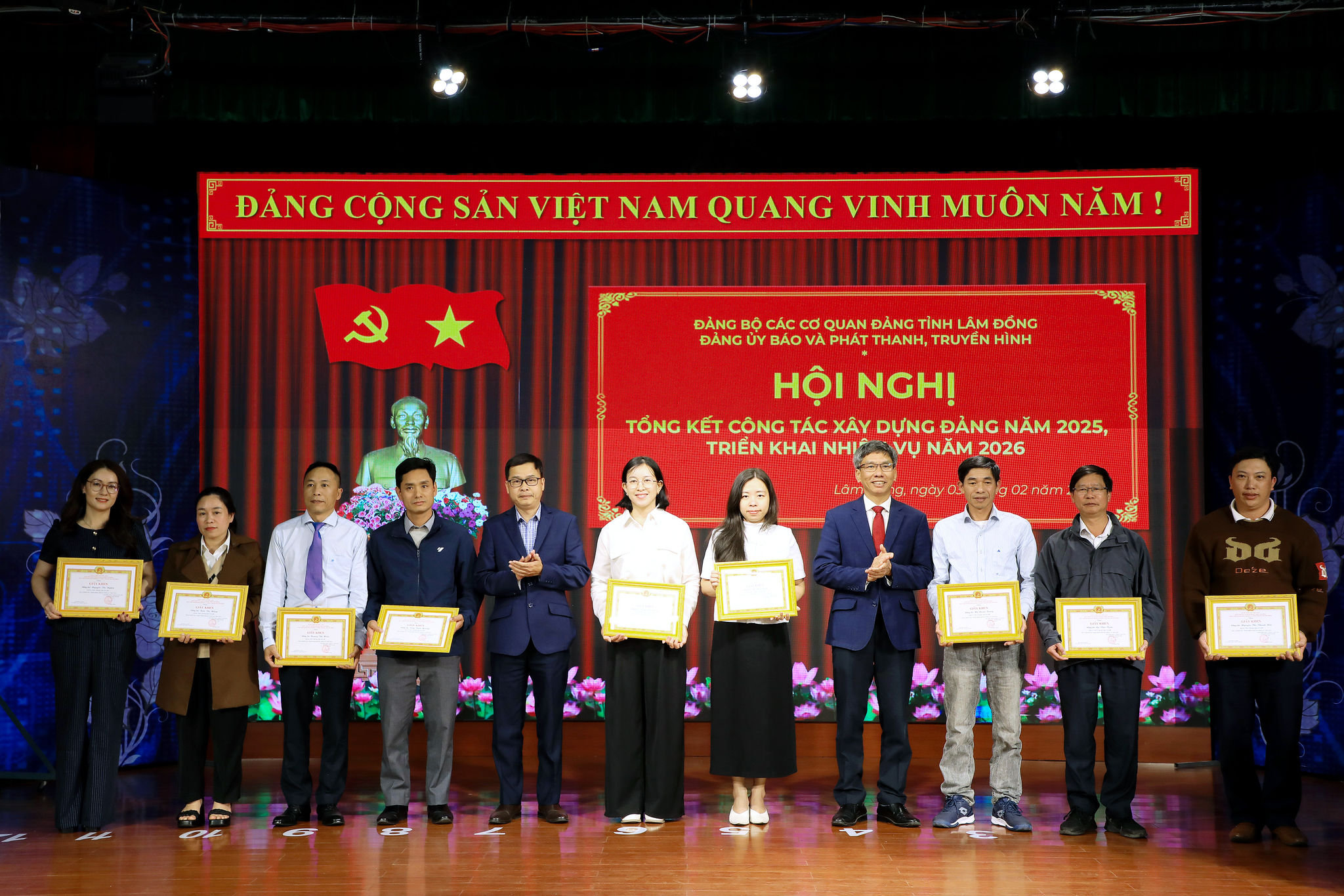 Đảng bộ Báo và PTTH Lâm Đồng trao giấy khen cho các cá nhân hoàn thành xuất sắc nhiệm vụ năm 2025