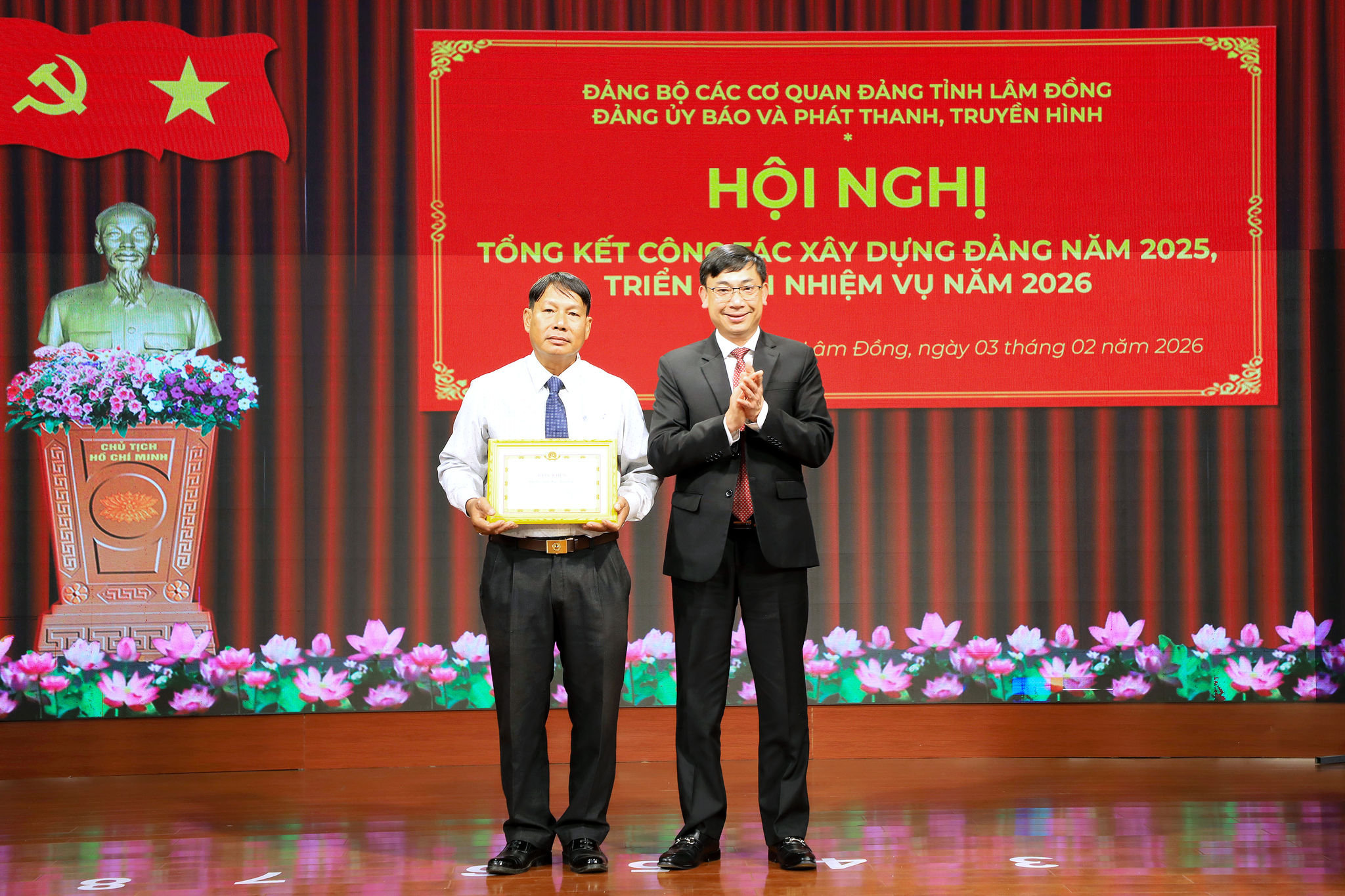 Đảng bộ Báo và PTTH Lâm Đồng trao giấy khen cho tập thể hoàn thành xuất sắc nhiệm vụ