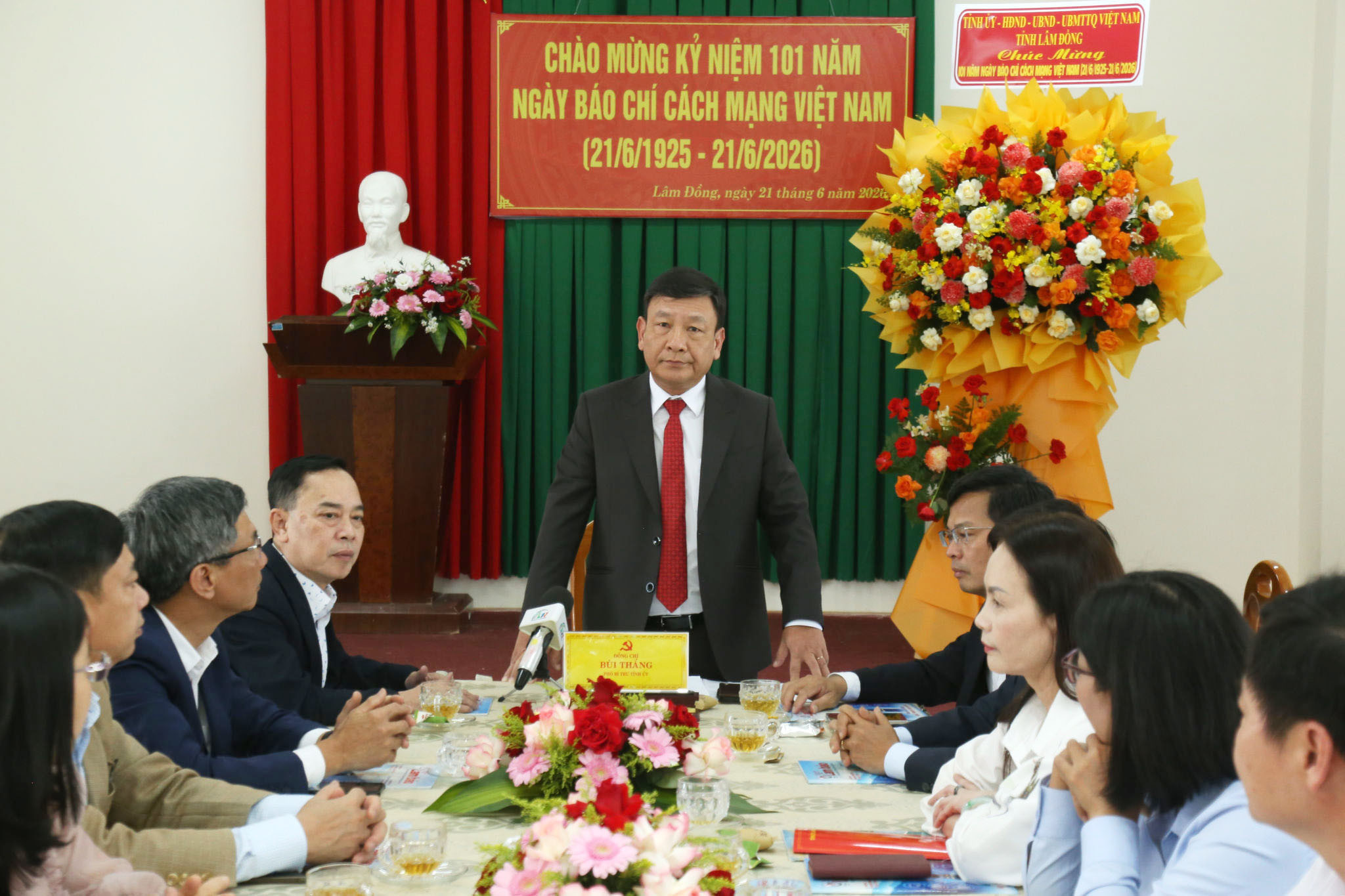 Đồng chí Bùi Thắng, Phó Bí thư Tỉnh ủy Lâm Đồng phát biểu tại buổi thăm, chúc mừng