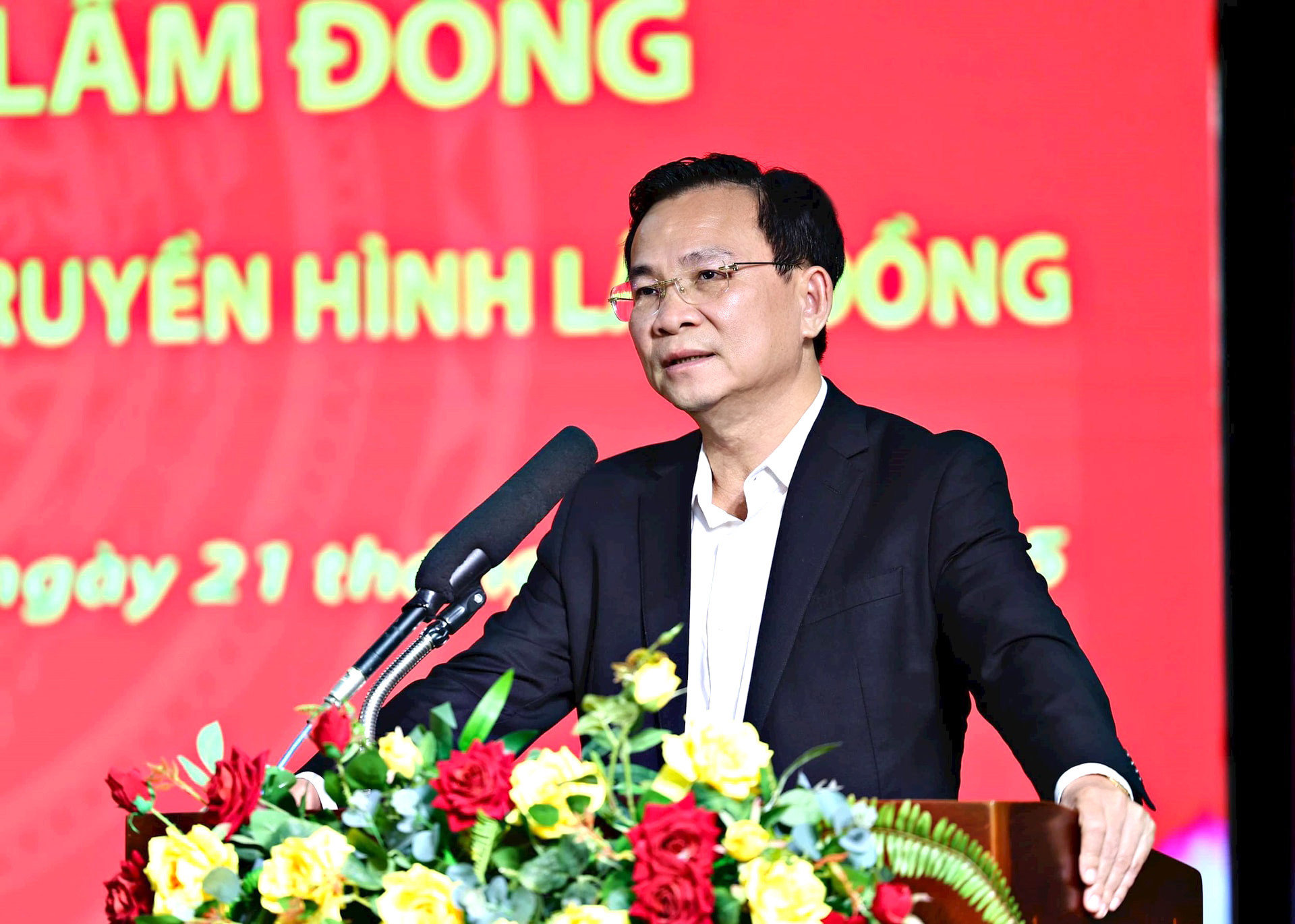 Đồng chí Hồ Văn Mười, Phó Bí thư Tỉnh ủy, Chủ tịch UBND tỉnh phát biểu kết luận tại buổi làm việc