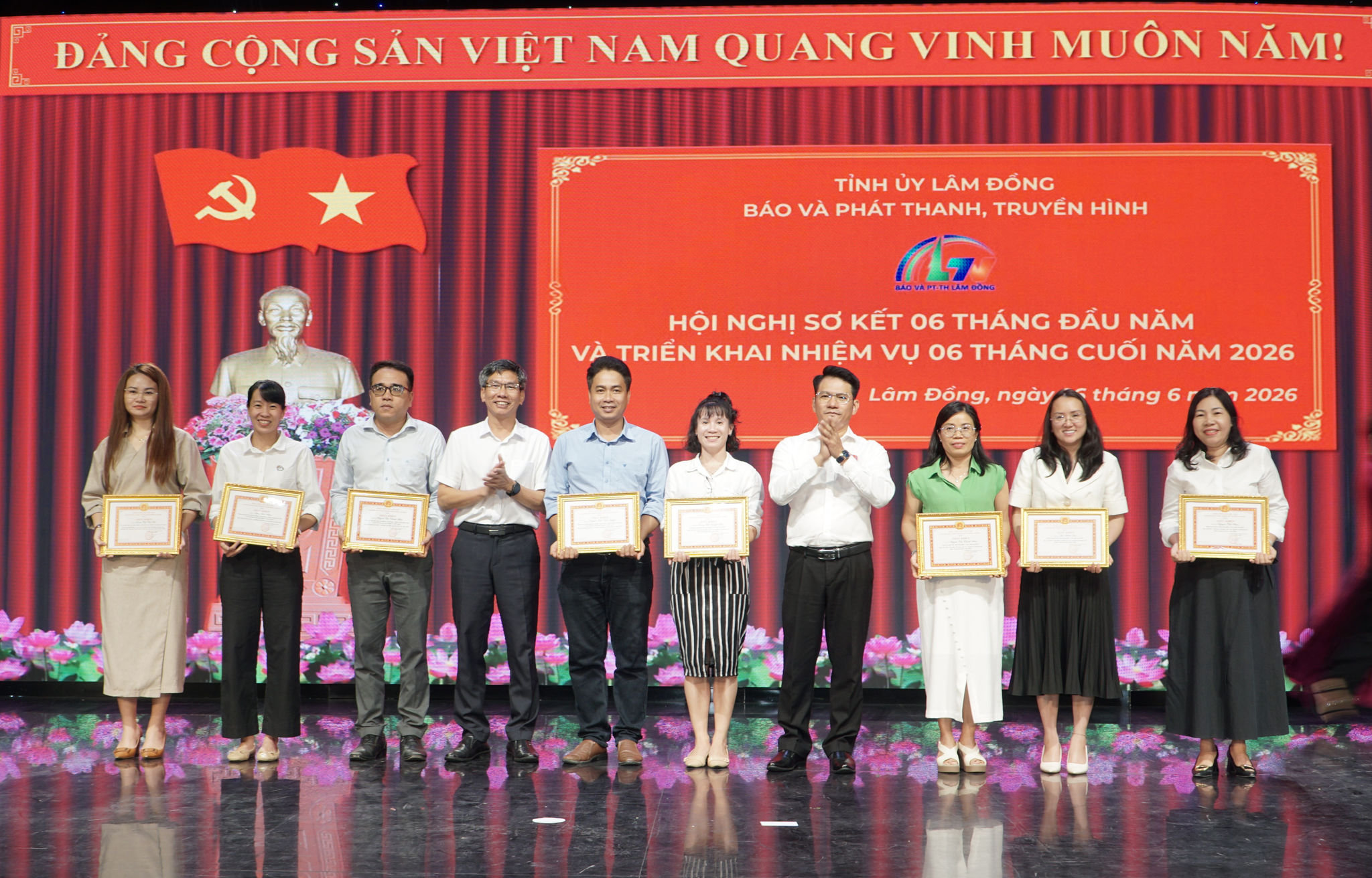 Lãnh đạo Báo và PTTH Lâm Đồng tặng Giấy khen cho các cá nhân đạt thành tích xuất sắc tại các giải báo chí năm 2026